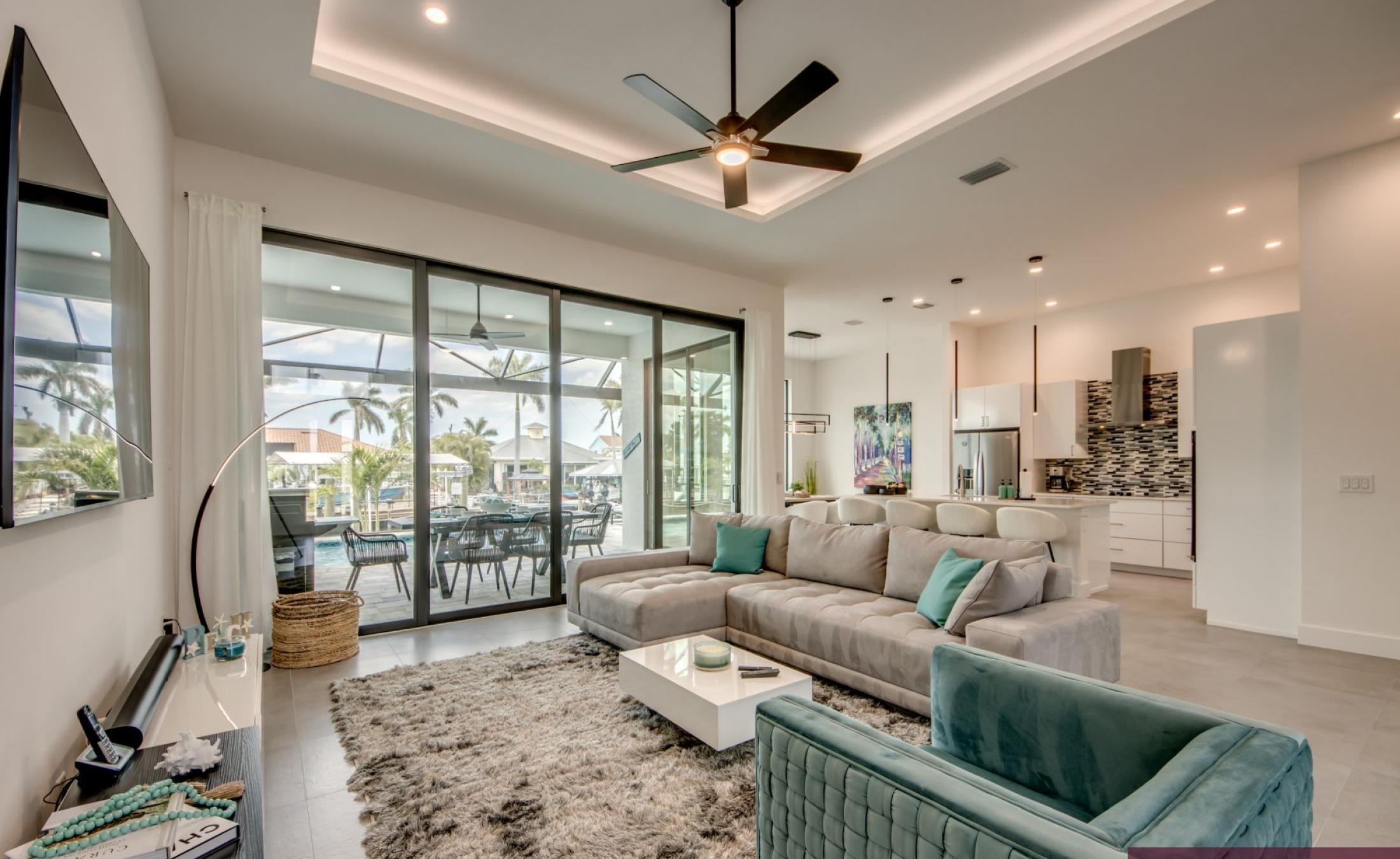 Beheizter Pool und Spa auf der Terrasse am Kanal mit Bootsdock.