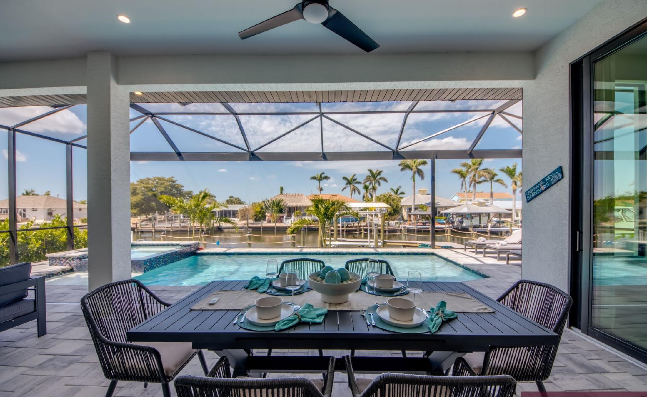 Beheizter Pool und Spa am Kanal mit privatem Bootsdock.