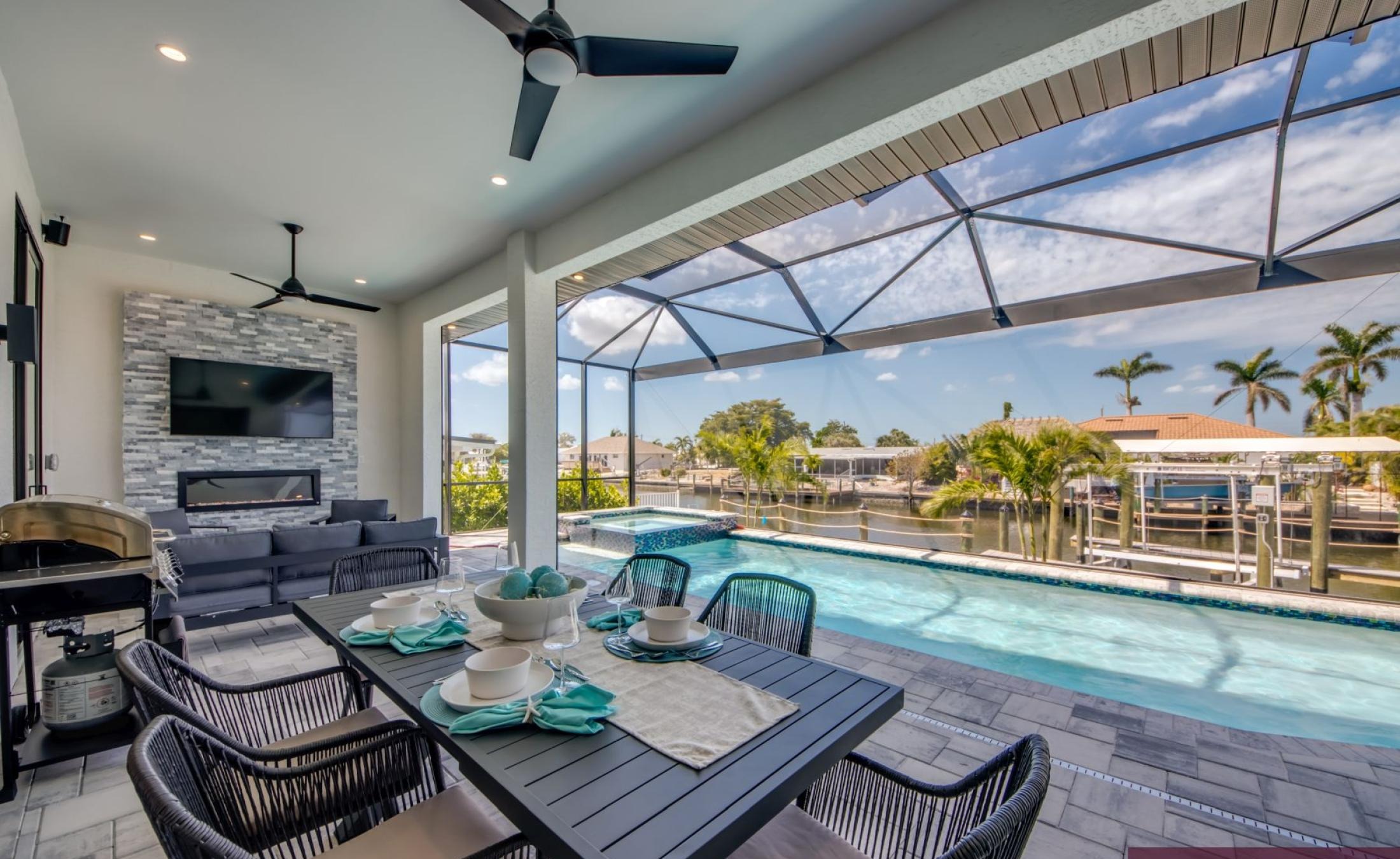 Beheizter Pool und Spa auf der Terrasse direkt am Wasser mit Bootsdock.