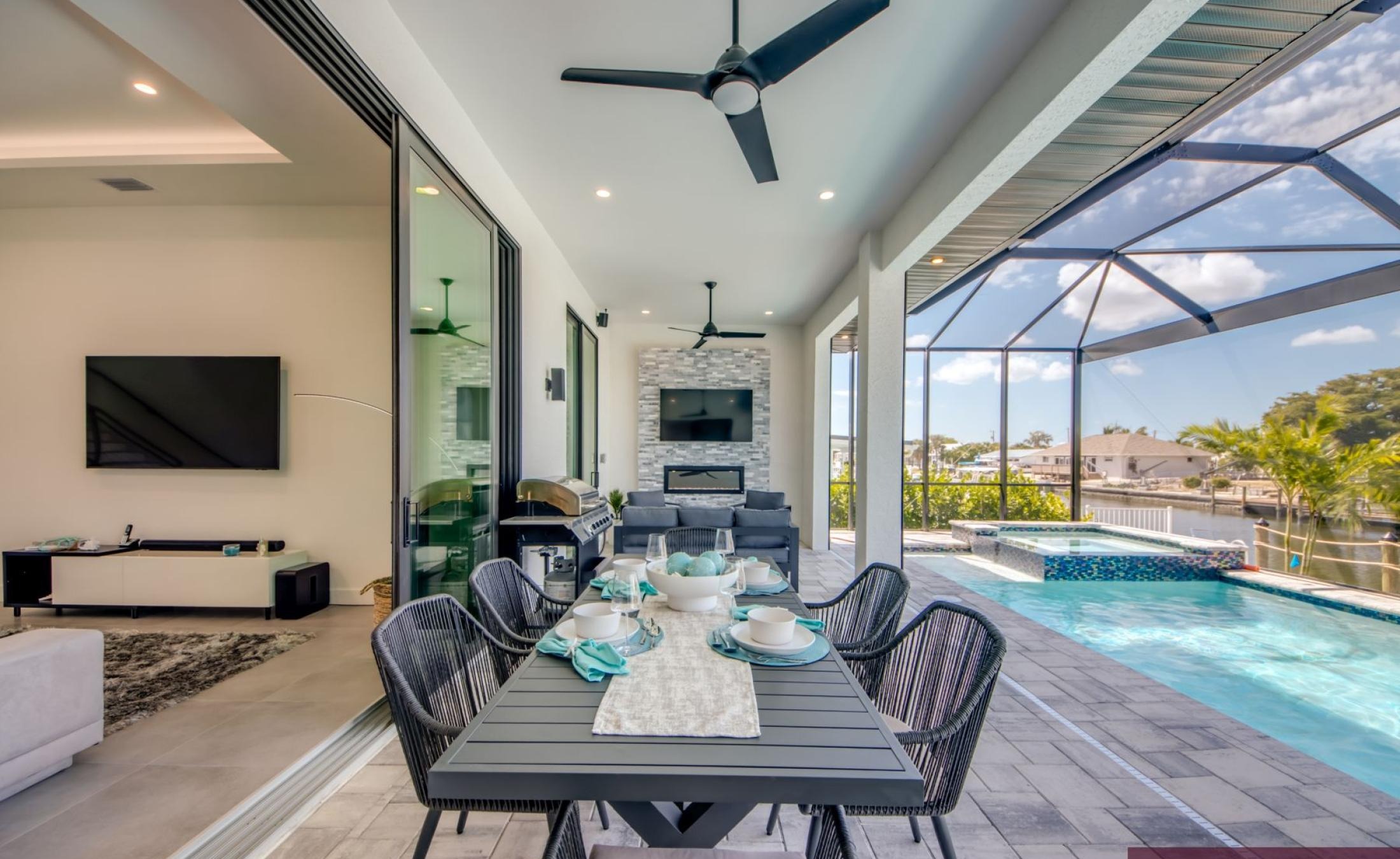 Beheizter Pool und Spa auf der Terrasse am Kanal mit Bootsdock.