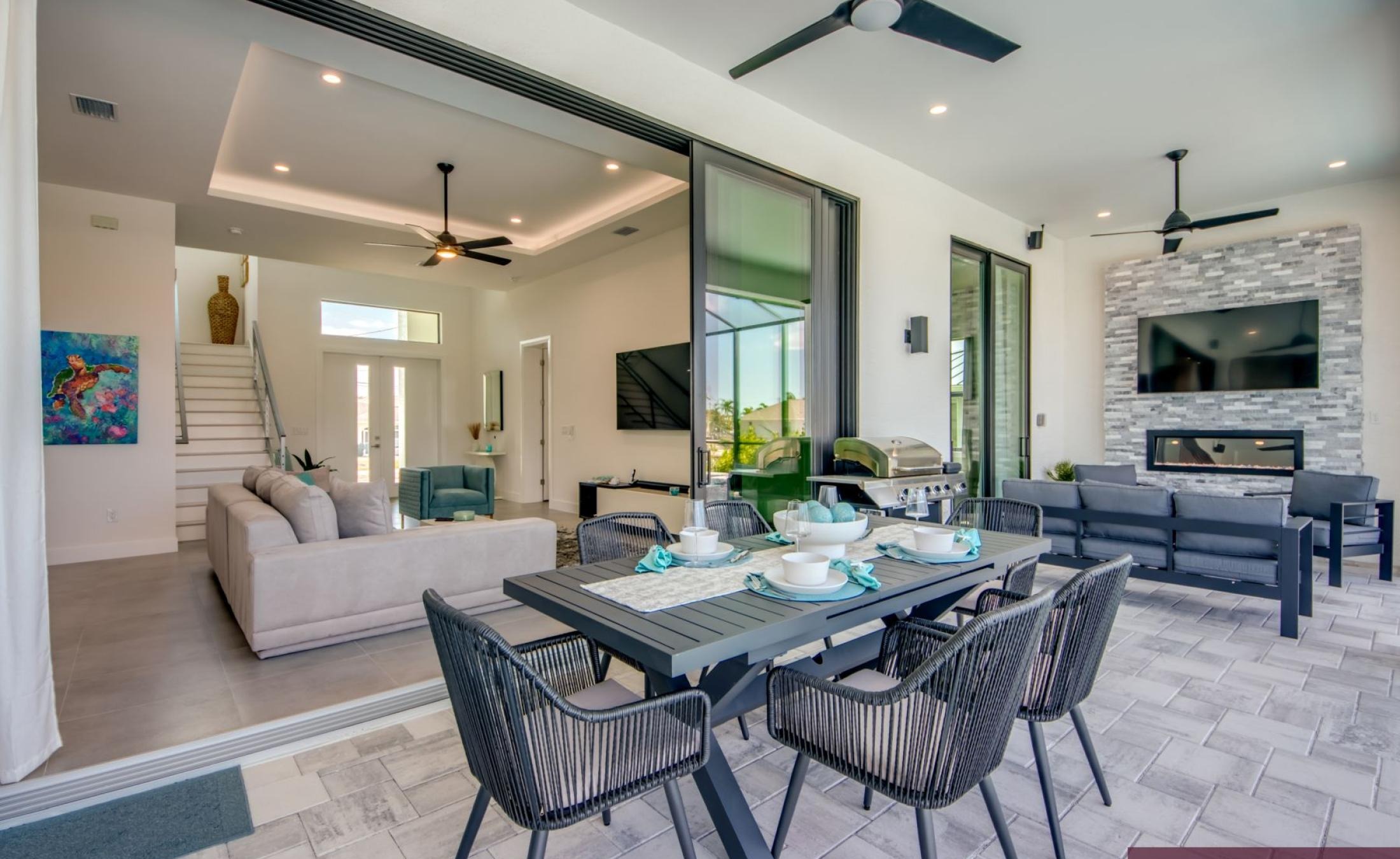 Beheizter Pool und Spa mit Blick auf den Kanal bei Westausrichtung.