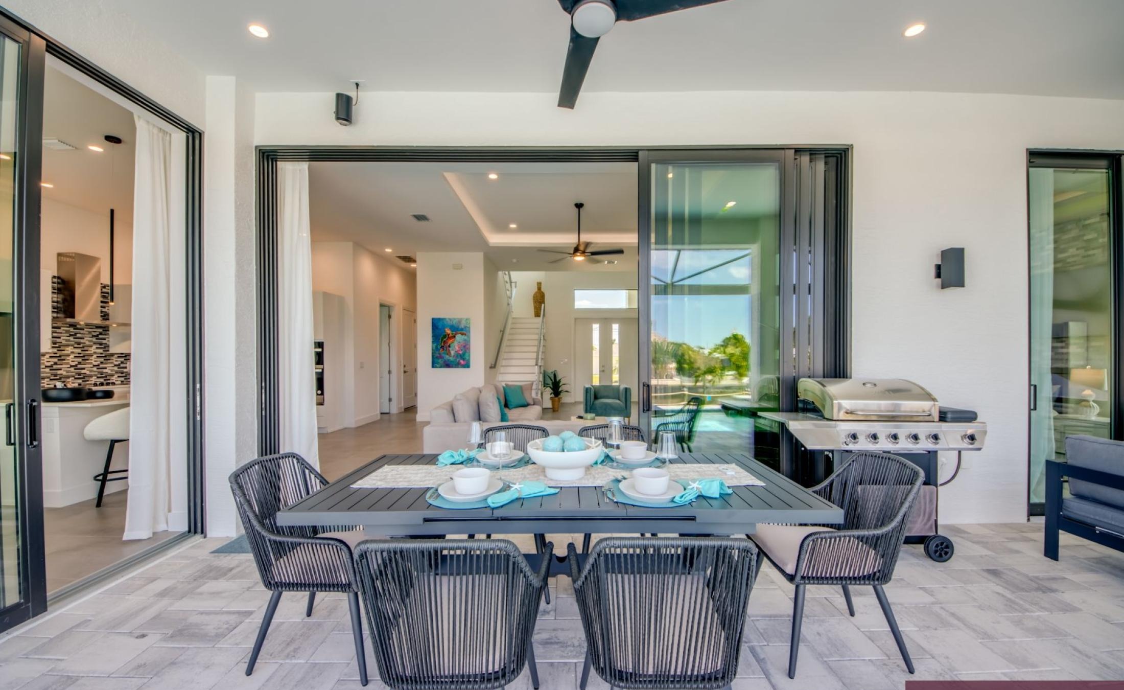 Beheizter Pool und Spa am Kanal mit Bootsdock und Westausrichtung.