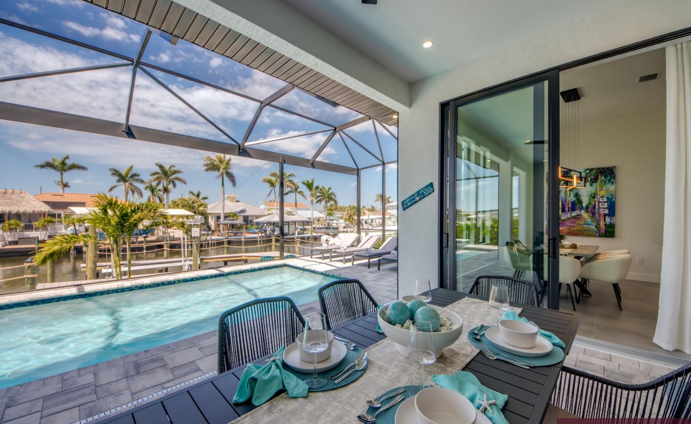 Beheizter Pool und Spa auf der Terrasse mit Blick auf den Kanal.