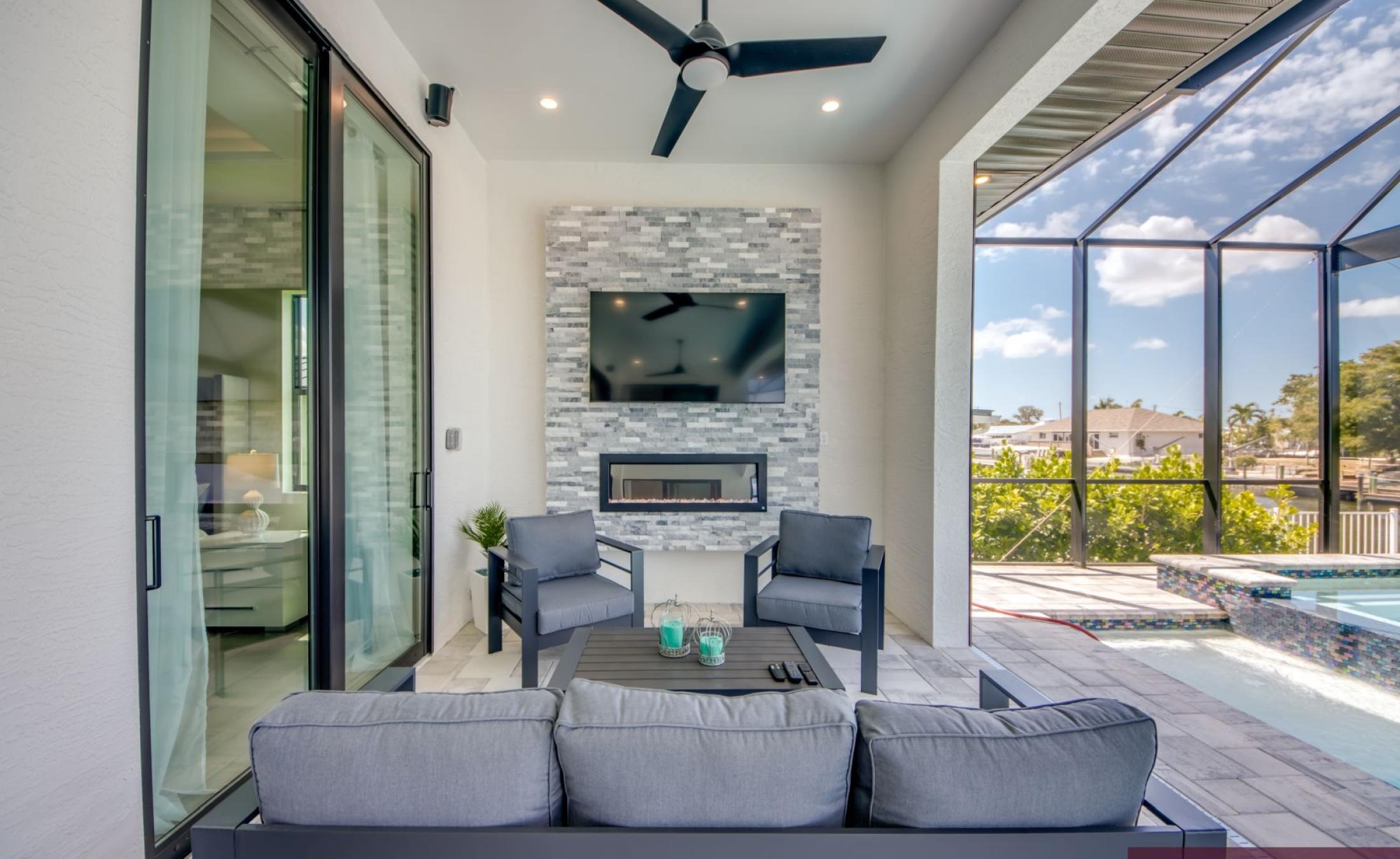 Beheizter Pool und Spa auf der Terrasse am Wasser mit Bootsdock.