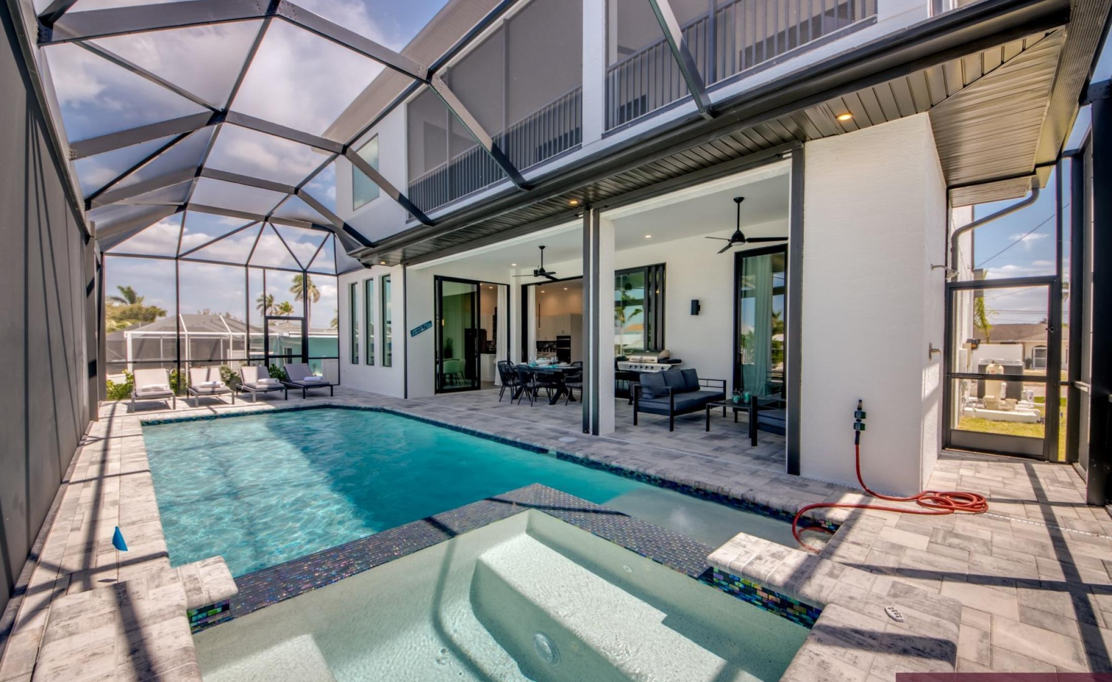 Beheizter Pool und Spa auf der Terrasse am Wasser mit Bootsdock.