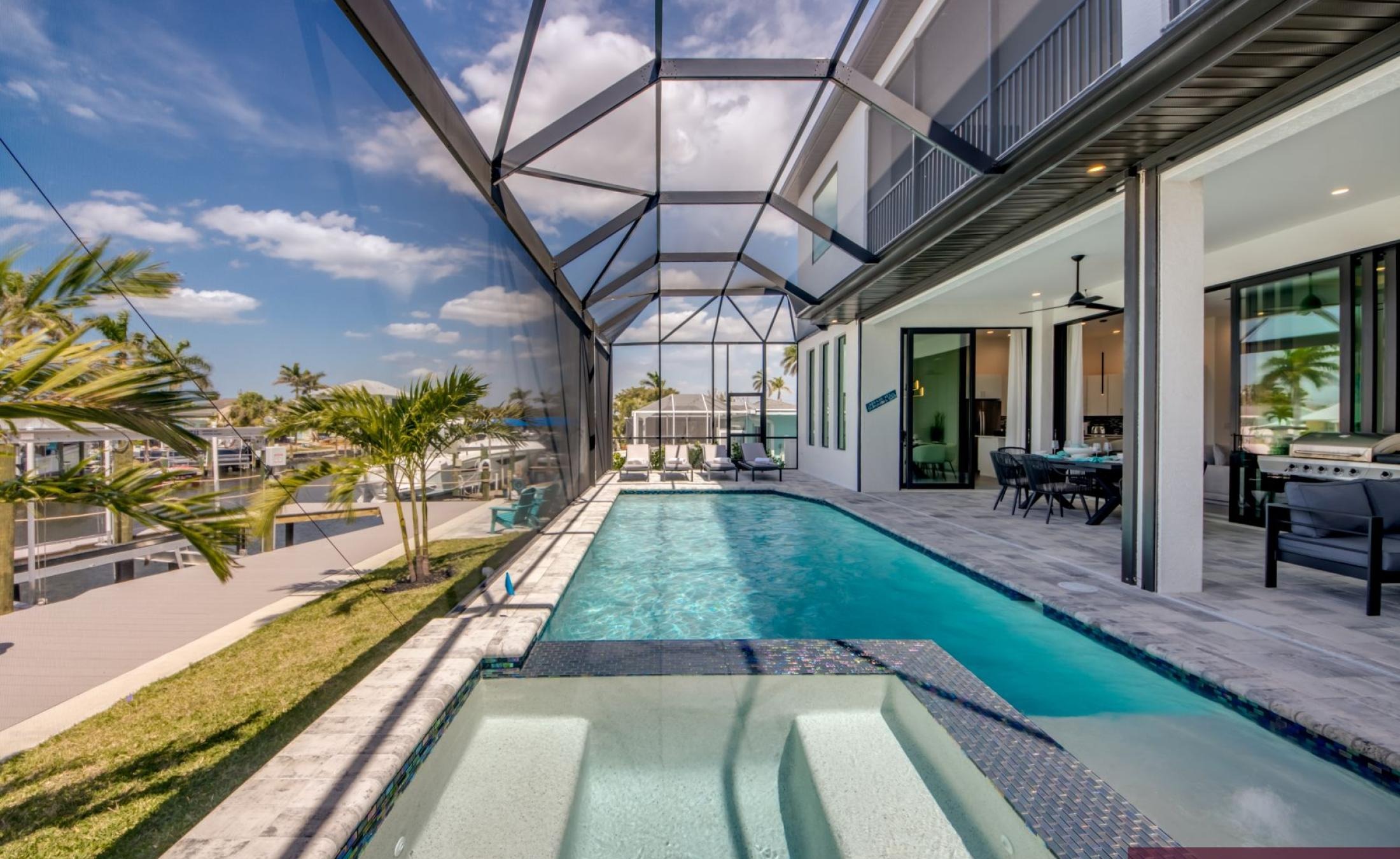 Beheizter Pool und Spa am Wasserkanal mit Bootsdock.