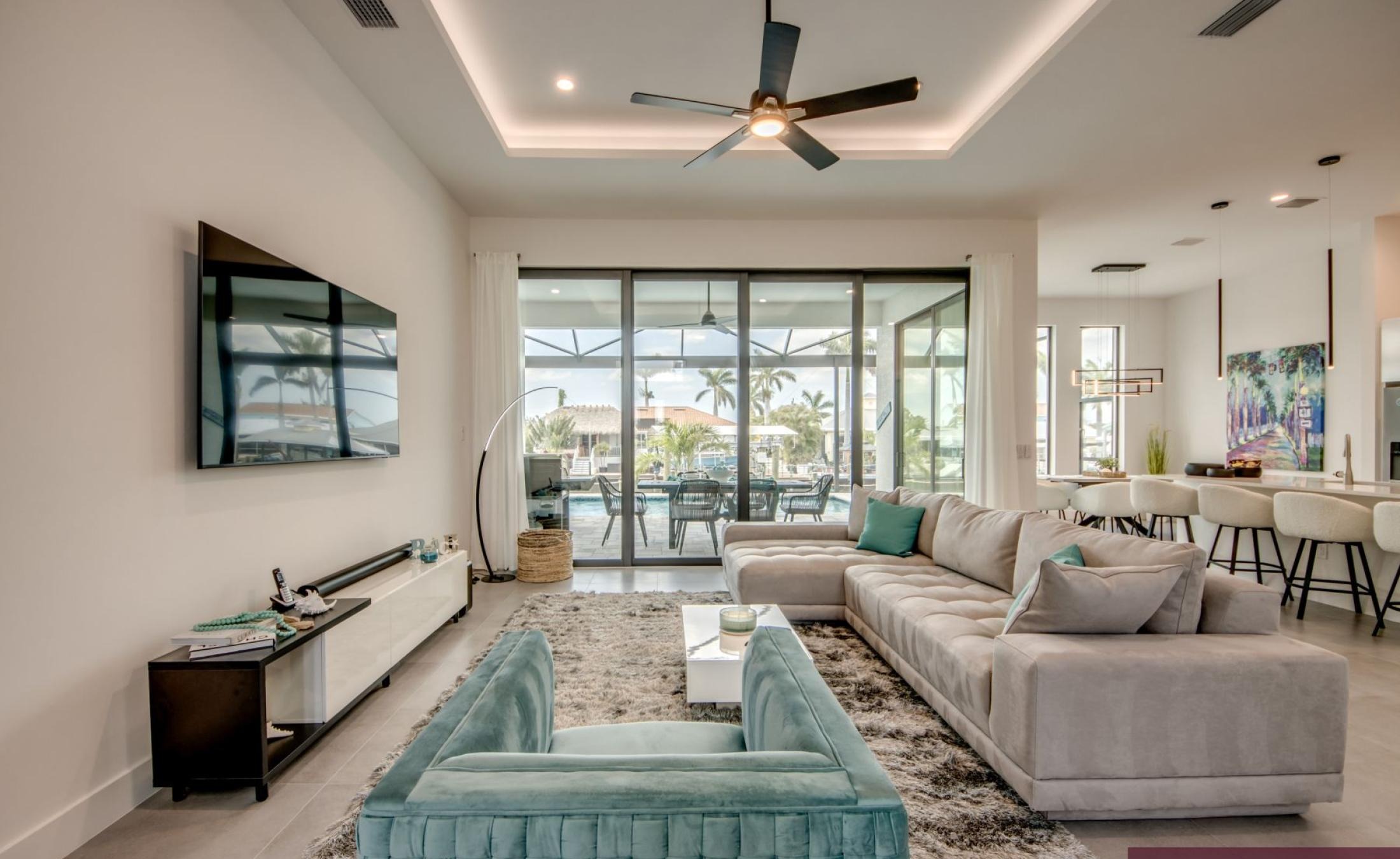 Beheizter Pool und Spa am Wasser mit privatem Bootsdock.