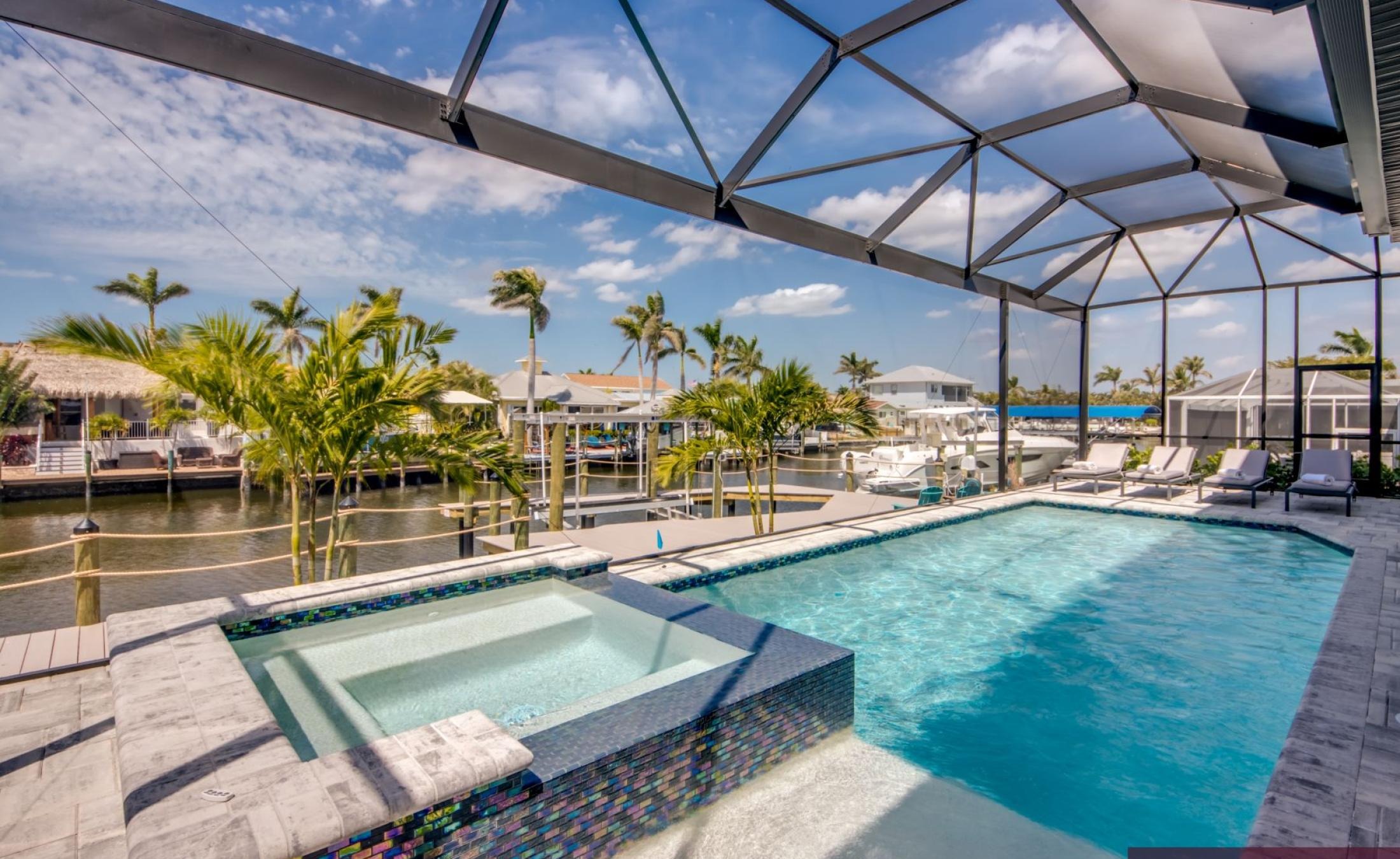 Beheizter Pool und Spa auf der Terrasse am Wasser mit Bootsdock.