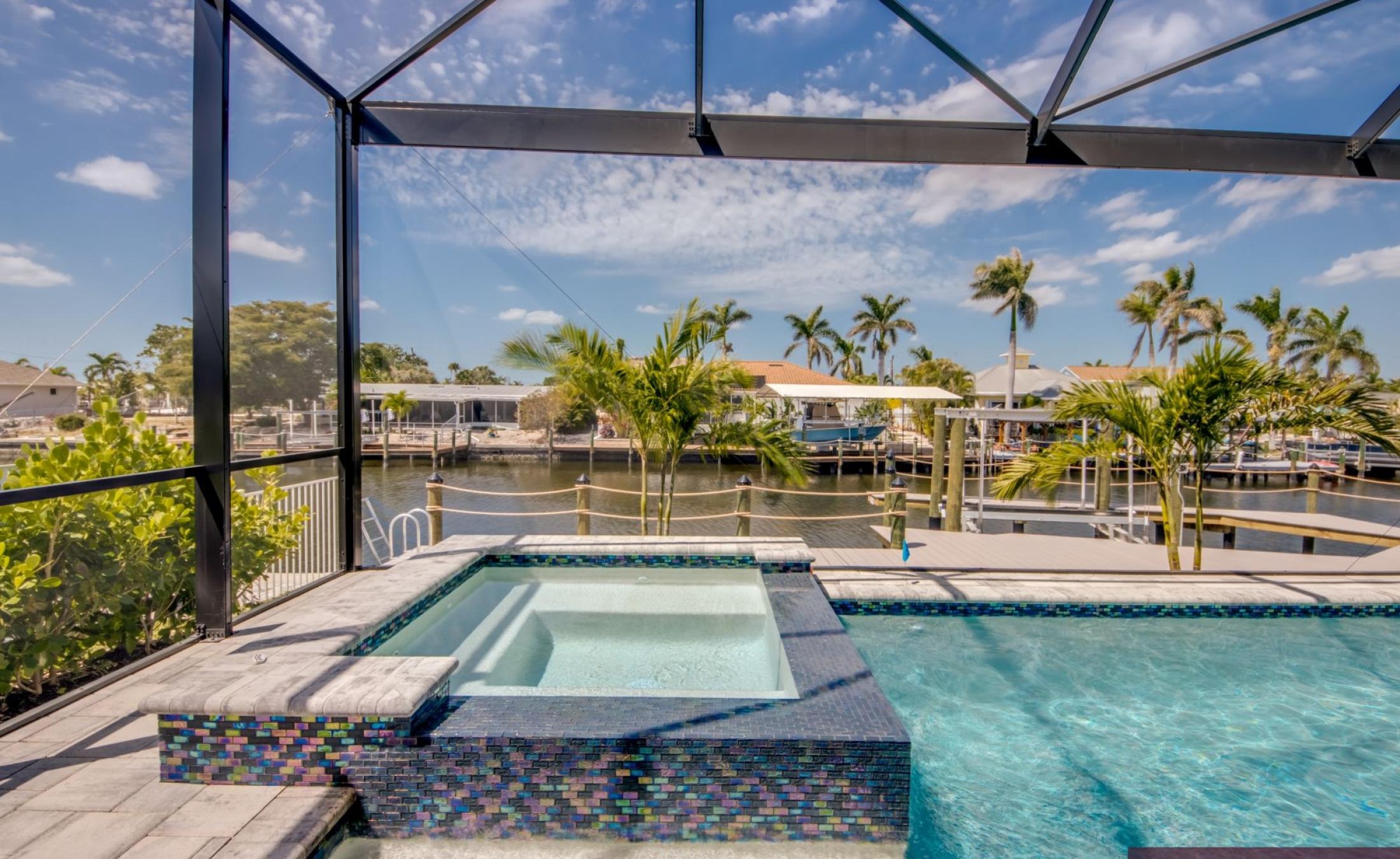Beheizter Pool und Spa auf der Terrasse mit Blick auf den Kanal.