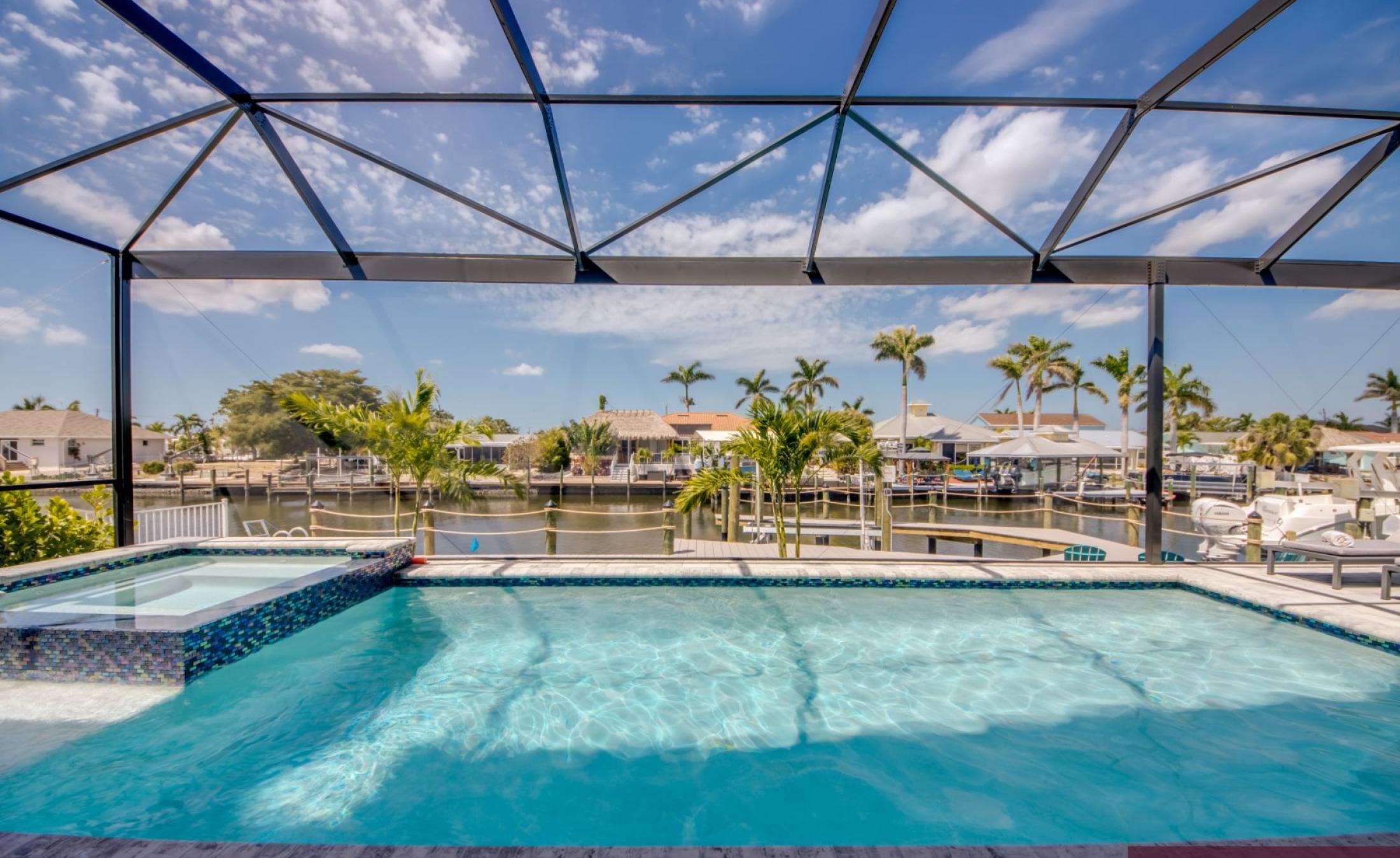 Beheizter Pool und Spa am Wasser mit Bootsdock.