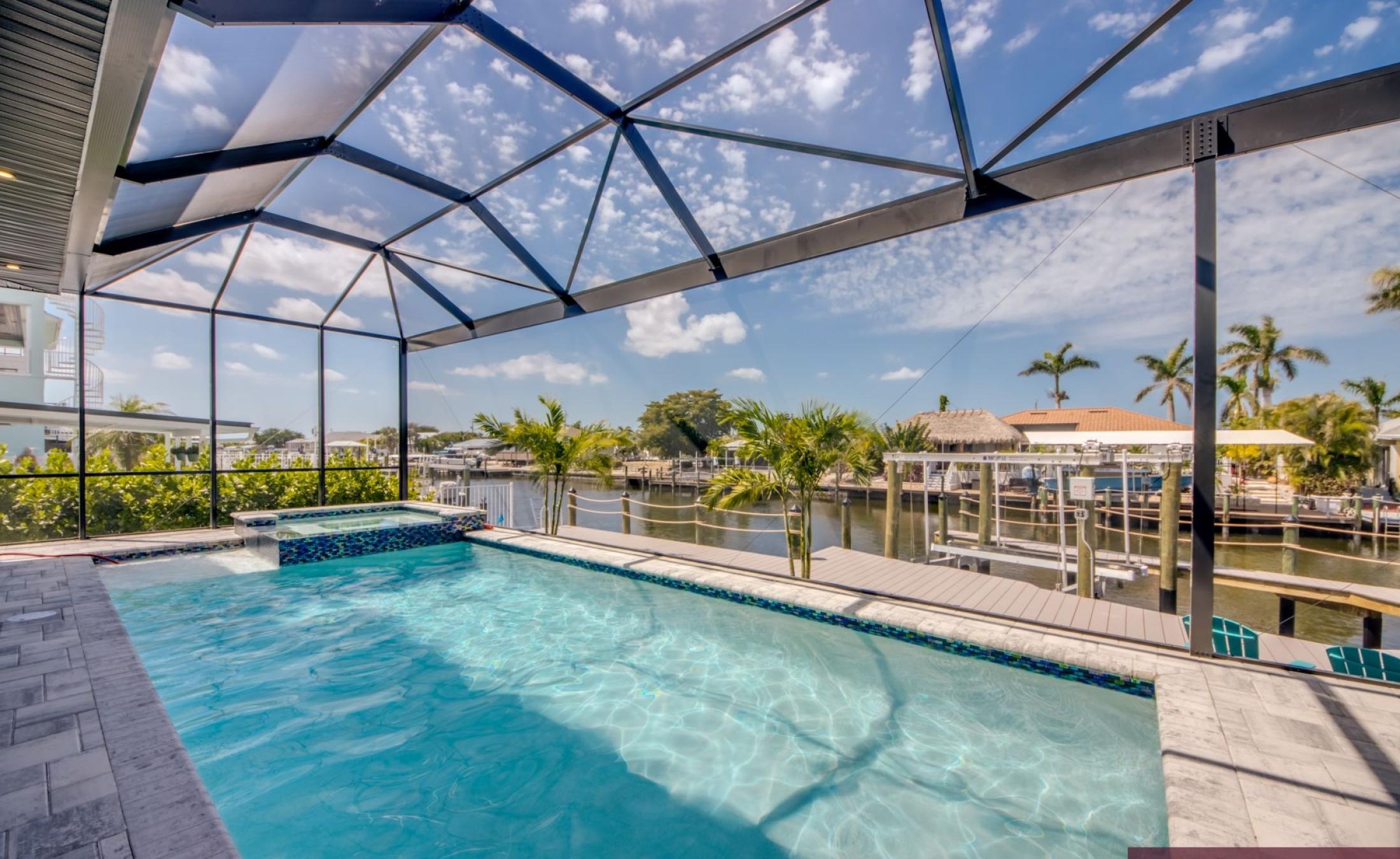 Beheizter Pool und Spa auf der Terrasse am Kanal mit Bootsdock (Westlage).