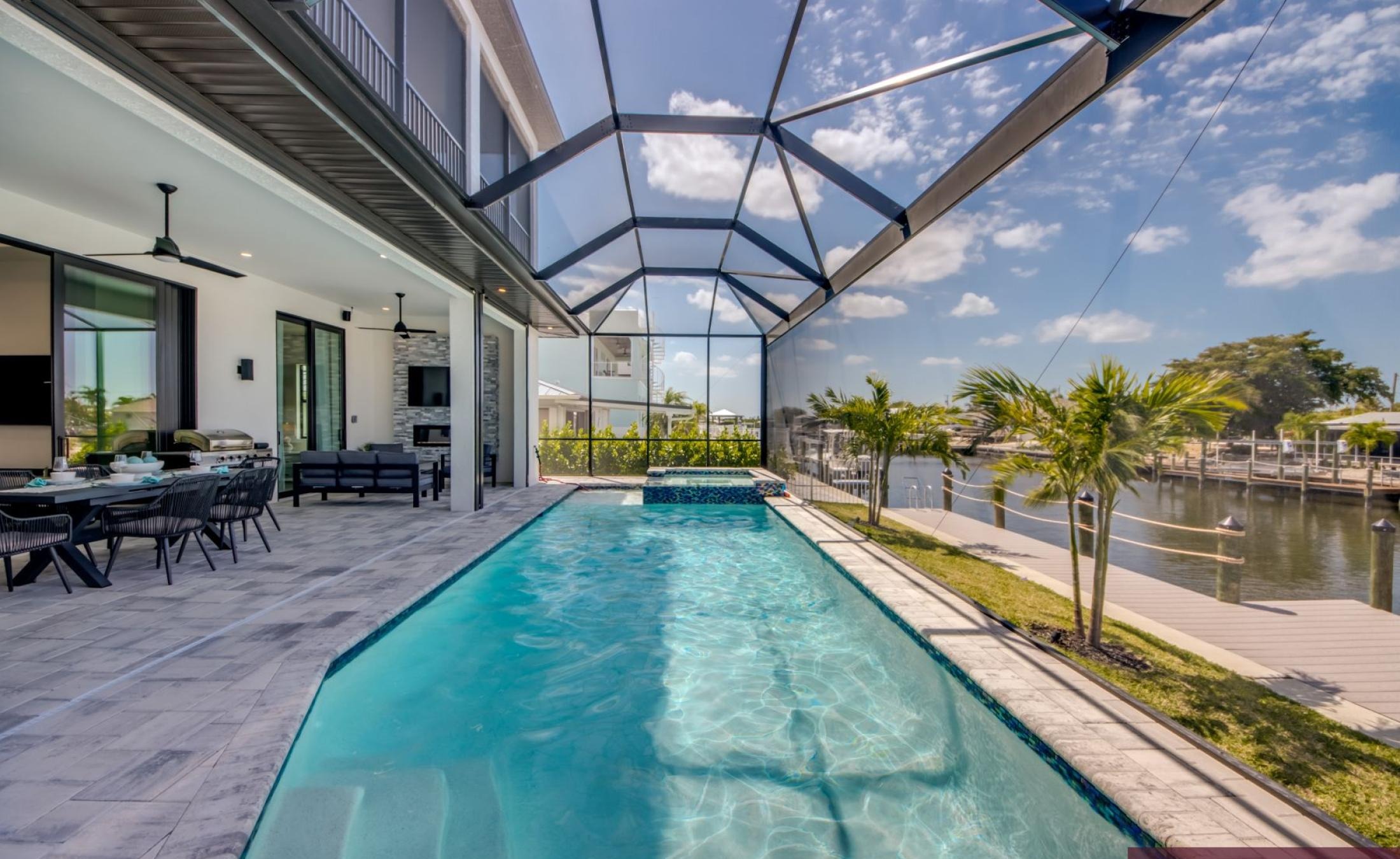 Beheizter Pool und Spa auf der Terrasse am Wasser mit Bootsdock.