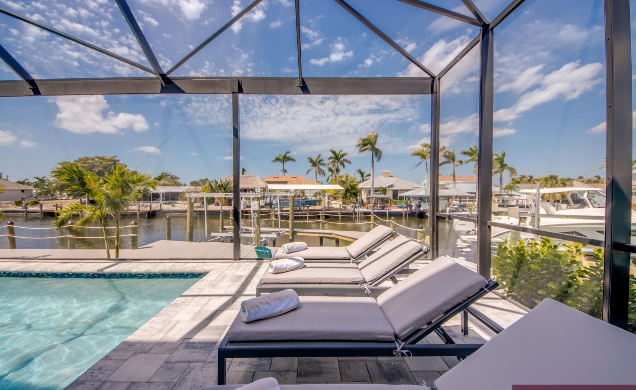 Beheizter Pool und Spa am Kanal mit privatem Bootsdock.