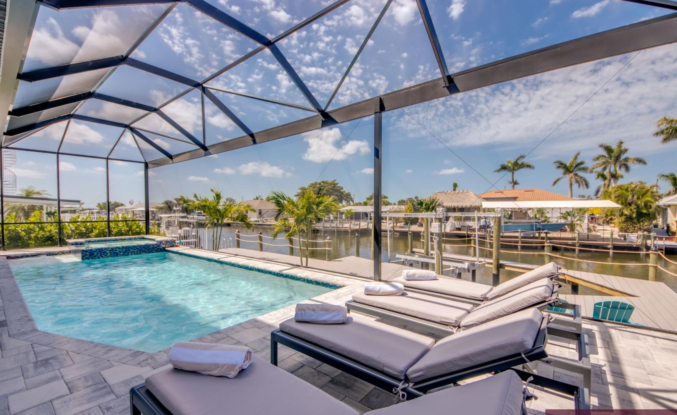 Beheizter Pool und Spa am Kanal mit Bootsdock und Westausrichtung.