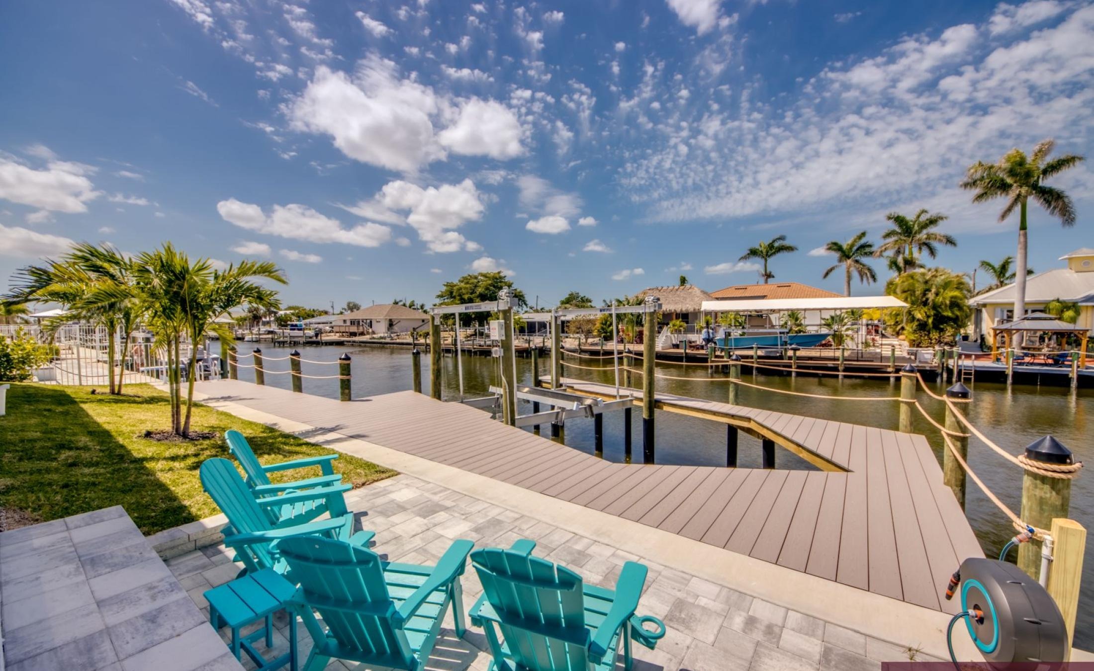 Beheizter Pool und Spa am Wasser mit Bootsdock.