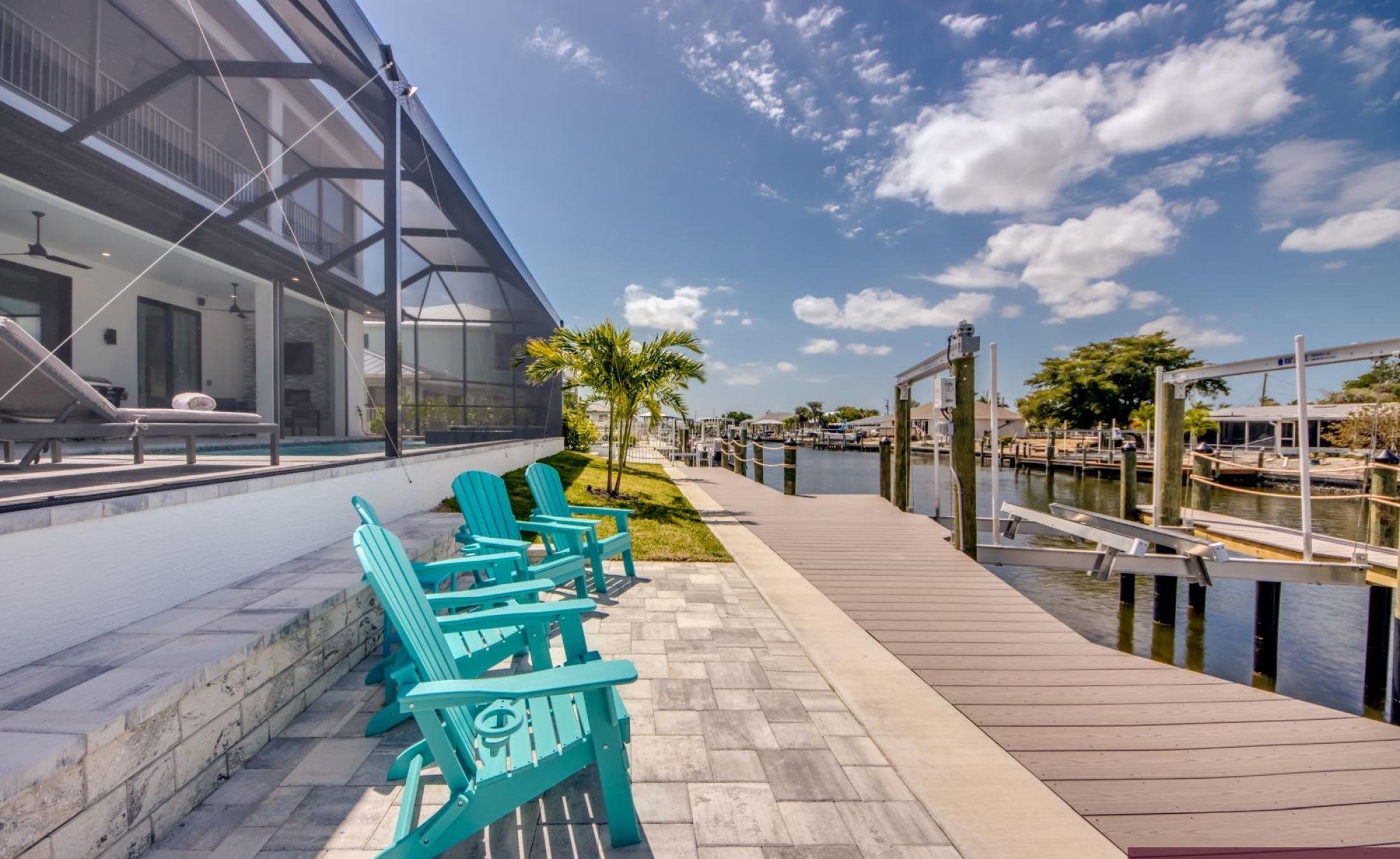 Beheizter Pool und Spa am Kanal mit Bootsdock und Westausrichtung.