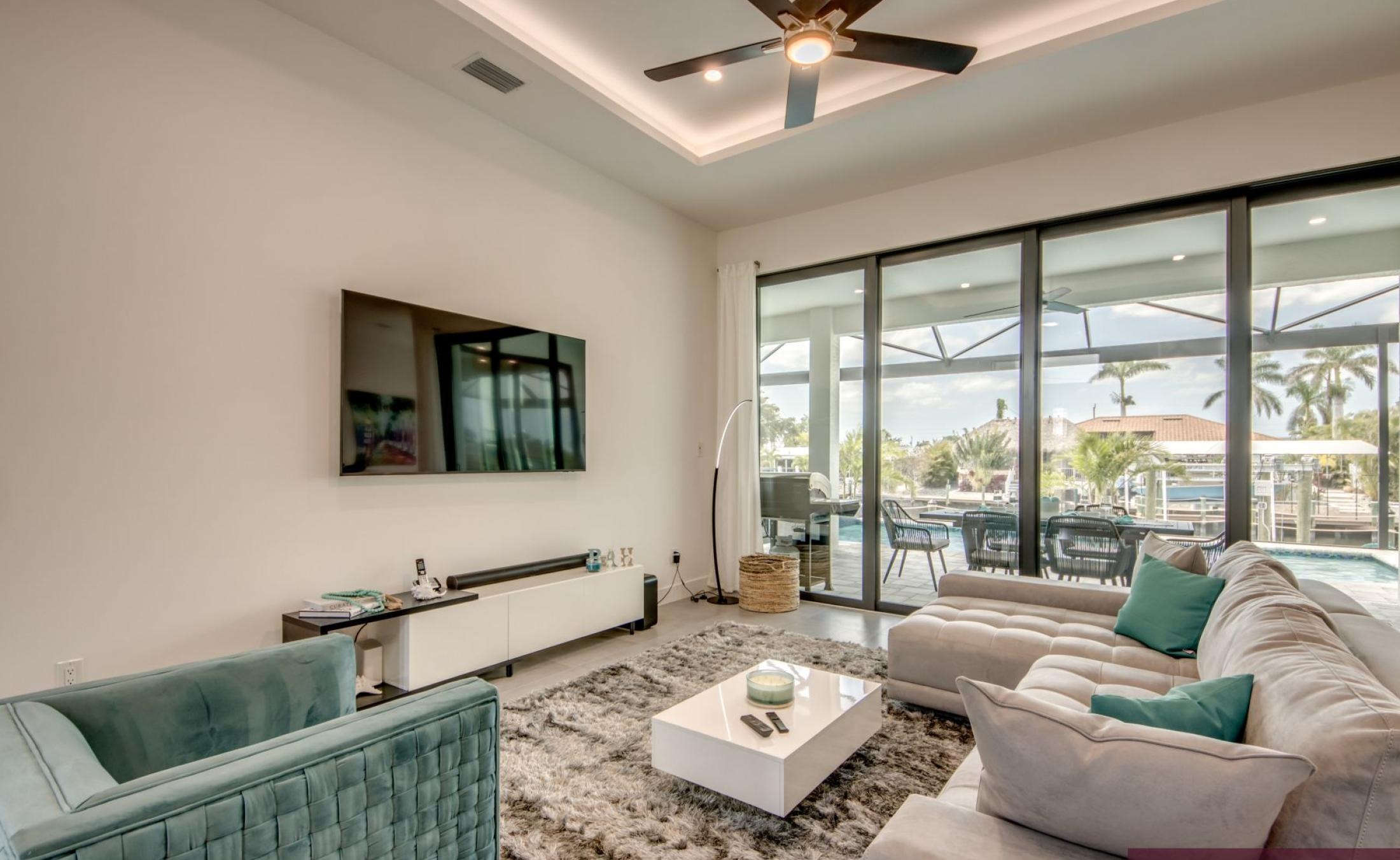 Beheizter Pool und Spa am Wasser mit Bootsdock und Westausrichtung.