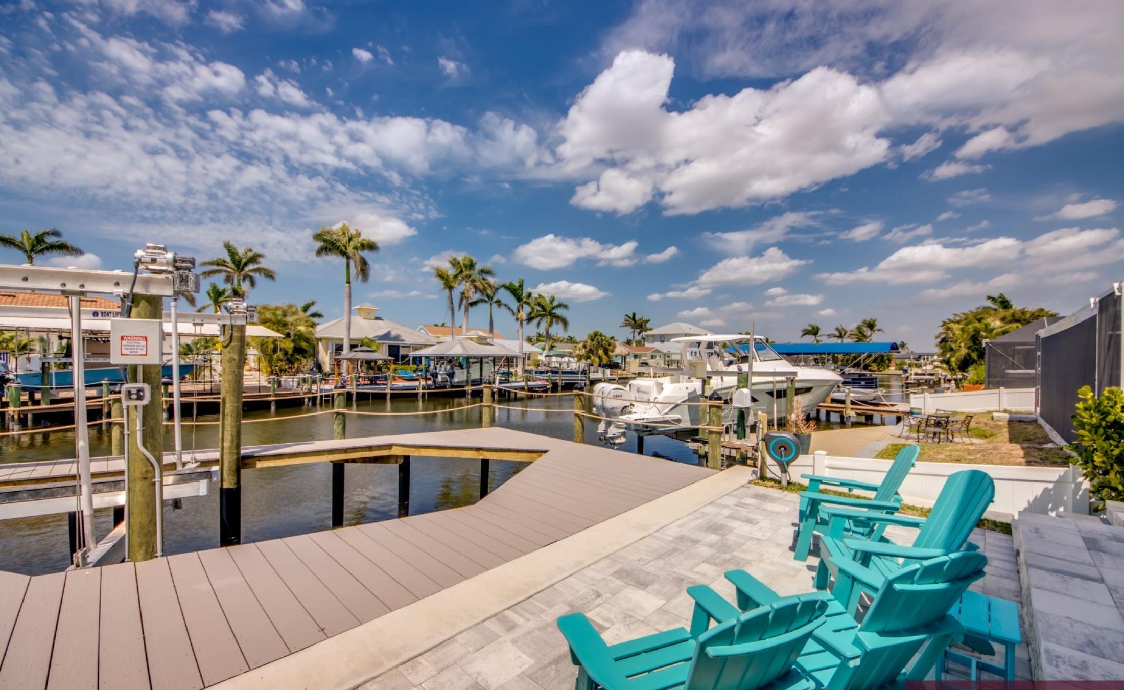 Beheizter Pool und Spa am Kanal mit Bootsdock und Westausrichtung für Sonnenuntergänge.
