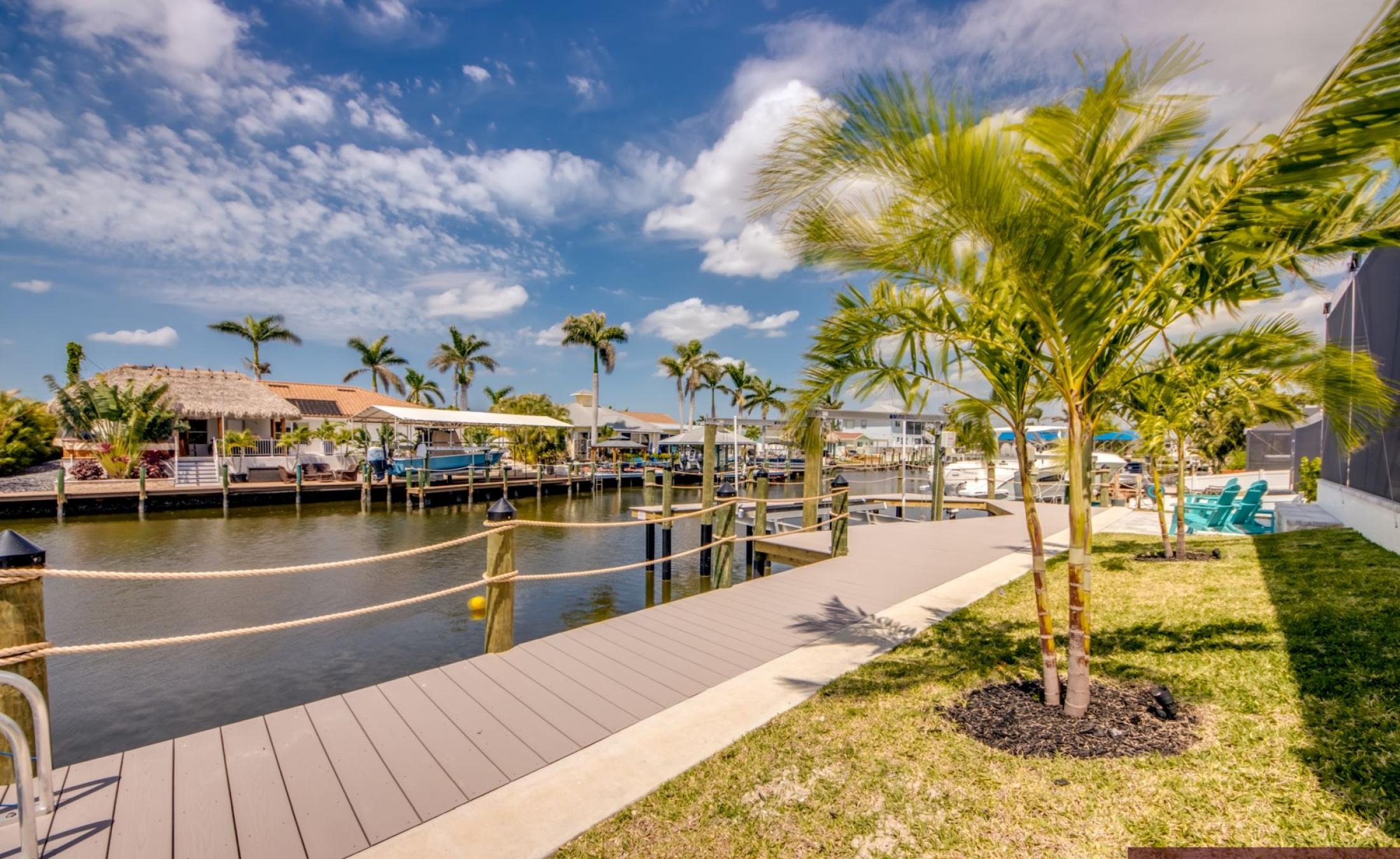 Beheizter Pool und Spa auf der Terrasse mit Blick auf den Kanal.