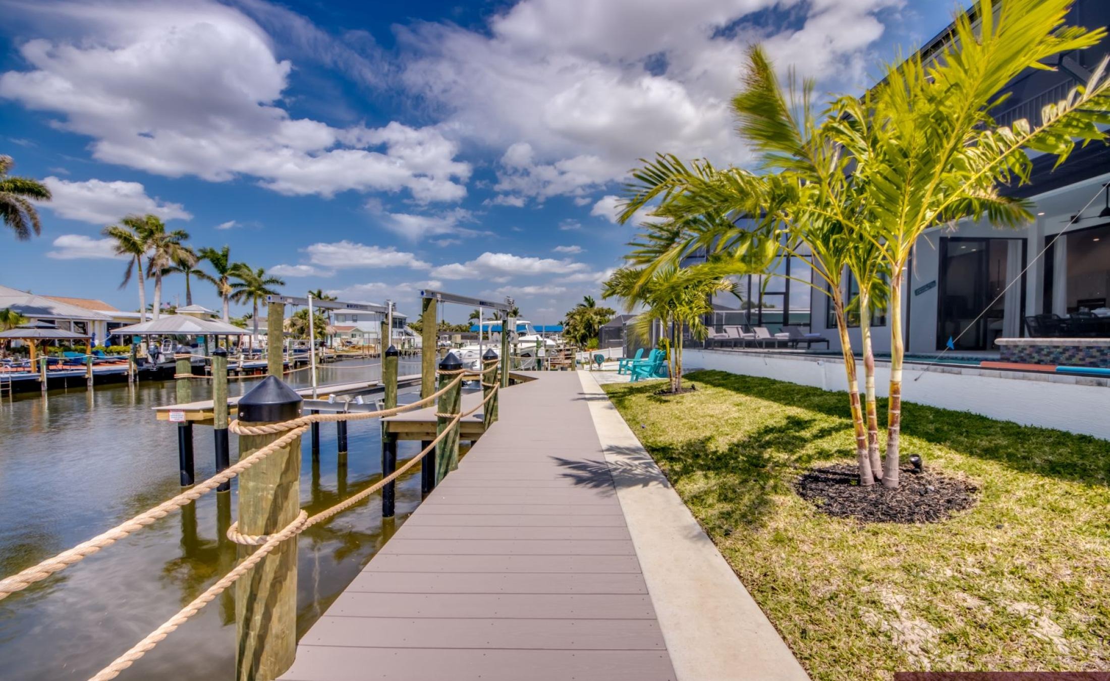 Beheizter Pool und Spa auf der Terrasse am Wasser mit Bootsdock.
