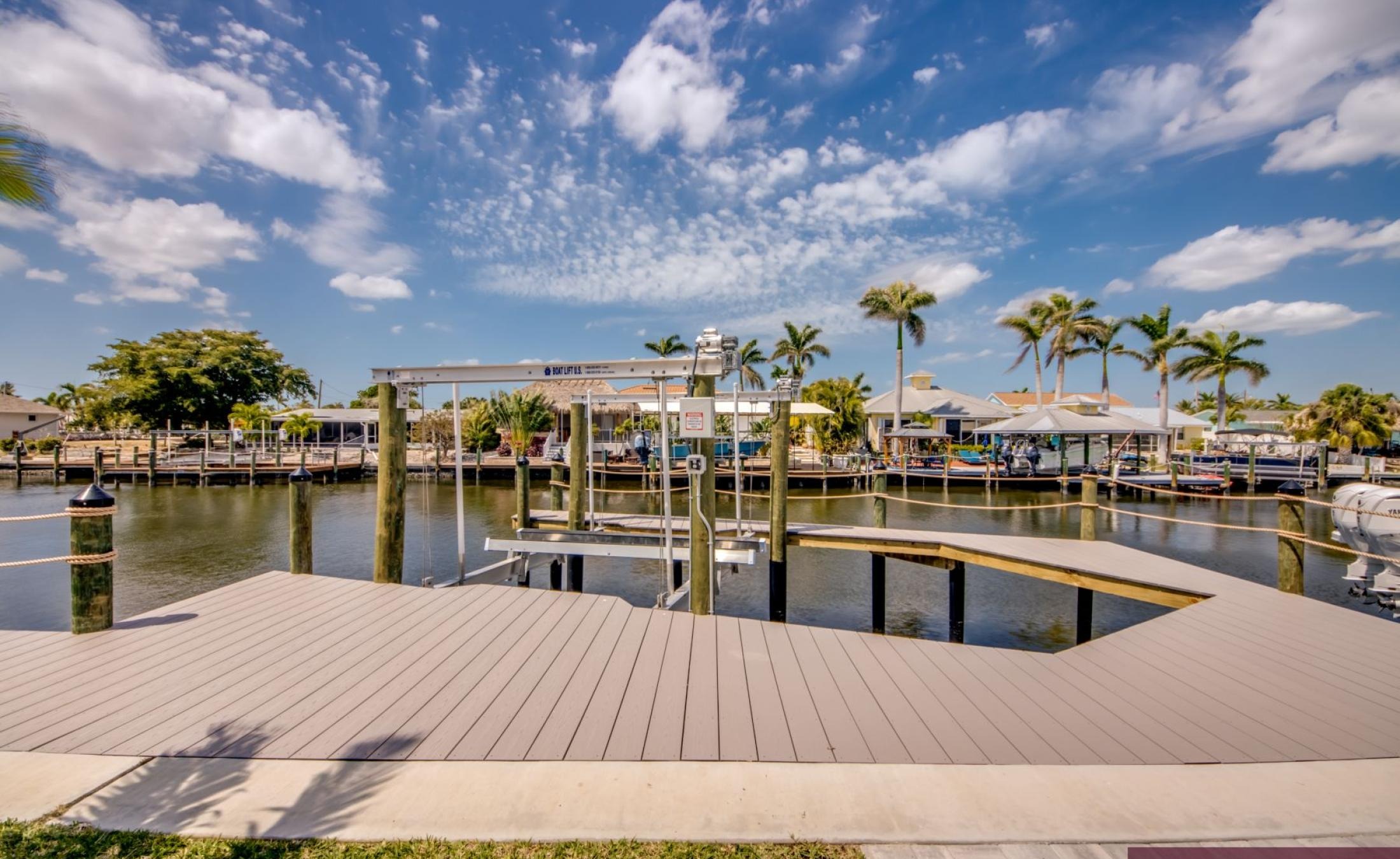 Beheizter Pool und Spa am Wasser mit Bootsdock und Westausrichtung für Sonnenuntergänge.
