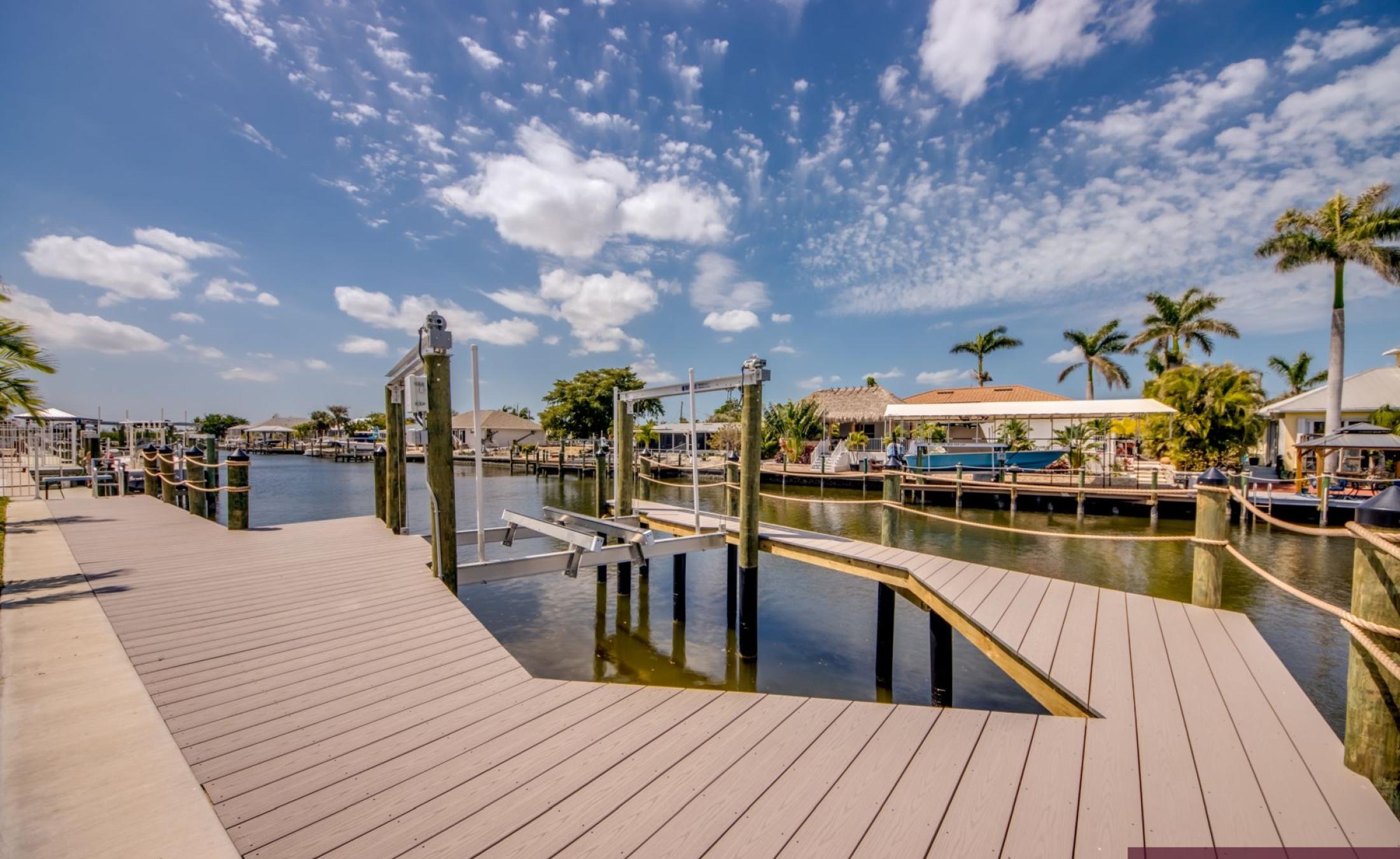 Beheizter Pool und Spa auf der Terrasse am Kanal mit Bootsdock.