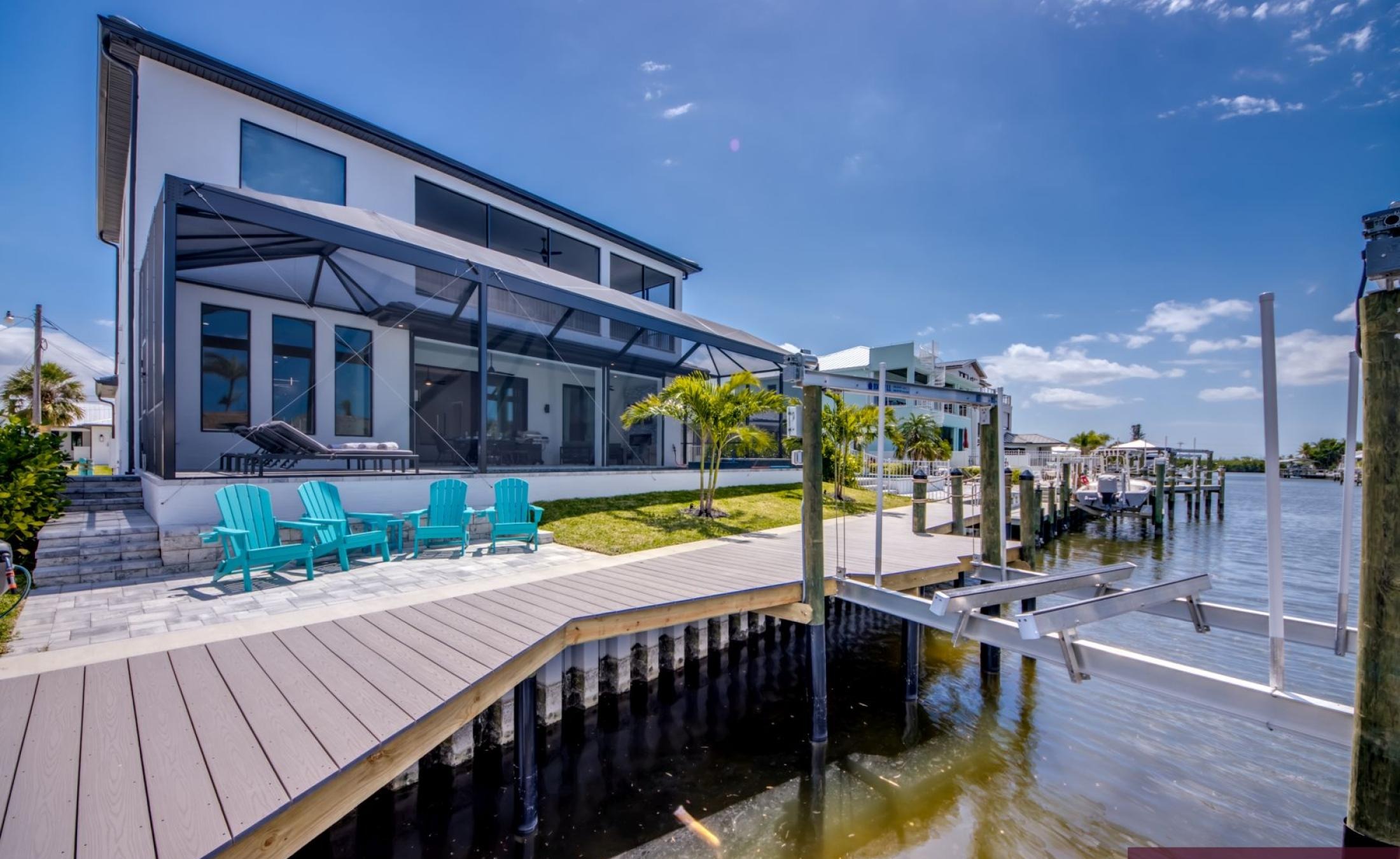Beheizter Pool und Spa auf der Terrasse am Kanal mit Bootsdock.