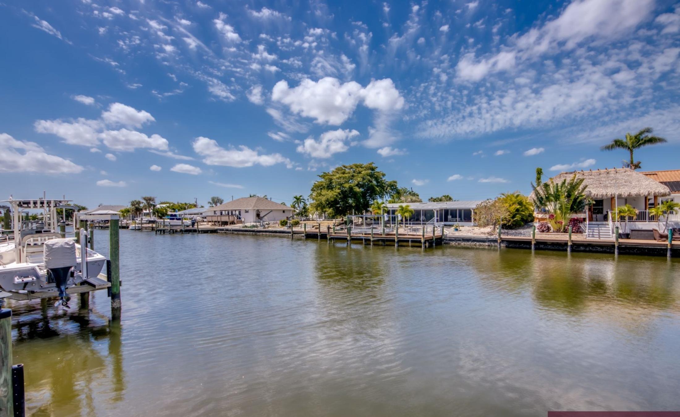 Beheizter Pool und Spa am Wasser mit Bootsdock und Westausrichtung.