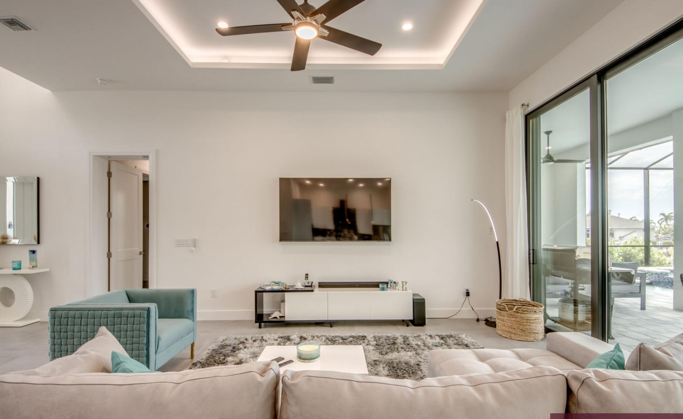 Beheizter Pool und Spa auf der Terrasse am Wasser mit Blick auf den Kanal.