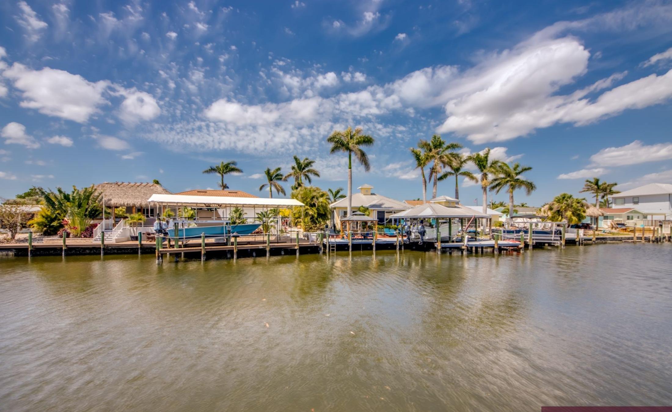 Beheizter Pool und Spa am Wasser mit Bootsdock und Blick auf den Kanal.