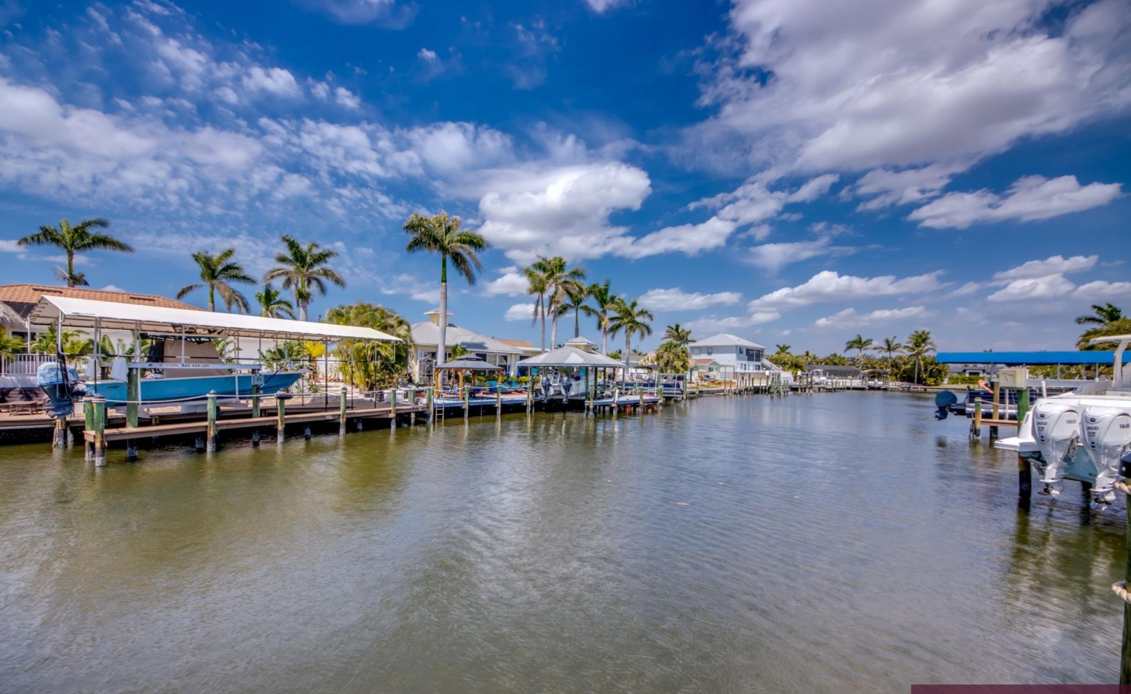 Beheizter Pool und Spa am Kanal mit Bootsdock und Westausrichtung für Sonnenuntergänge.