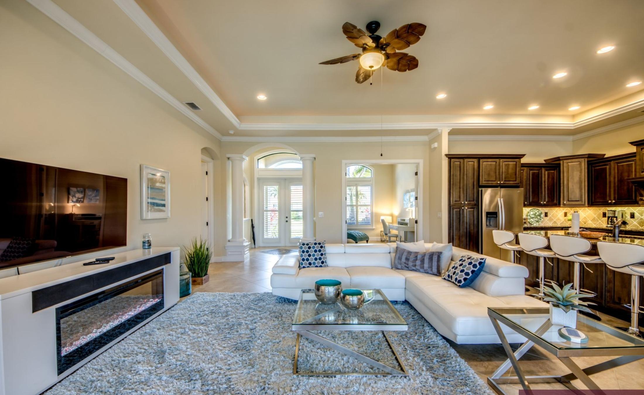 Bootsdock mit Bootslift am Kanal (Gulf Access)