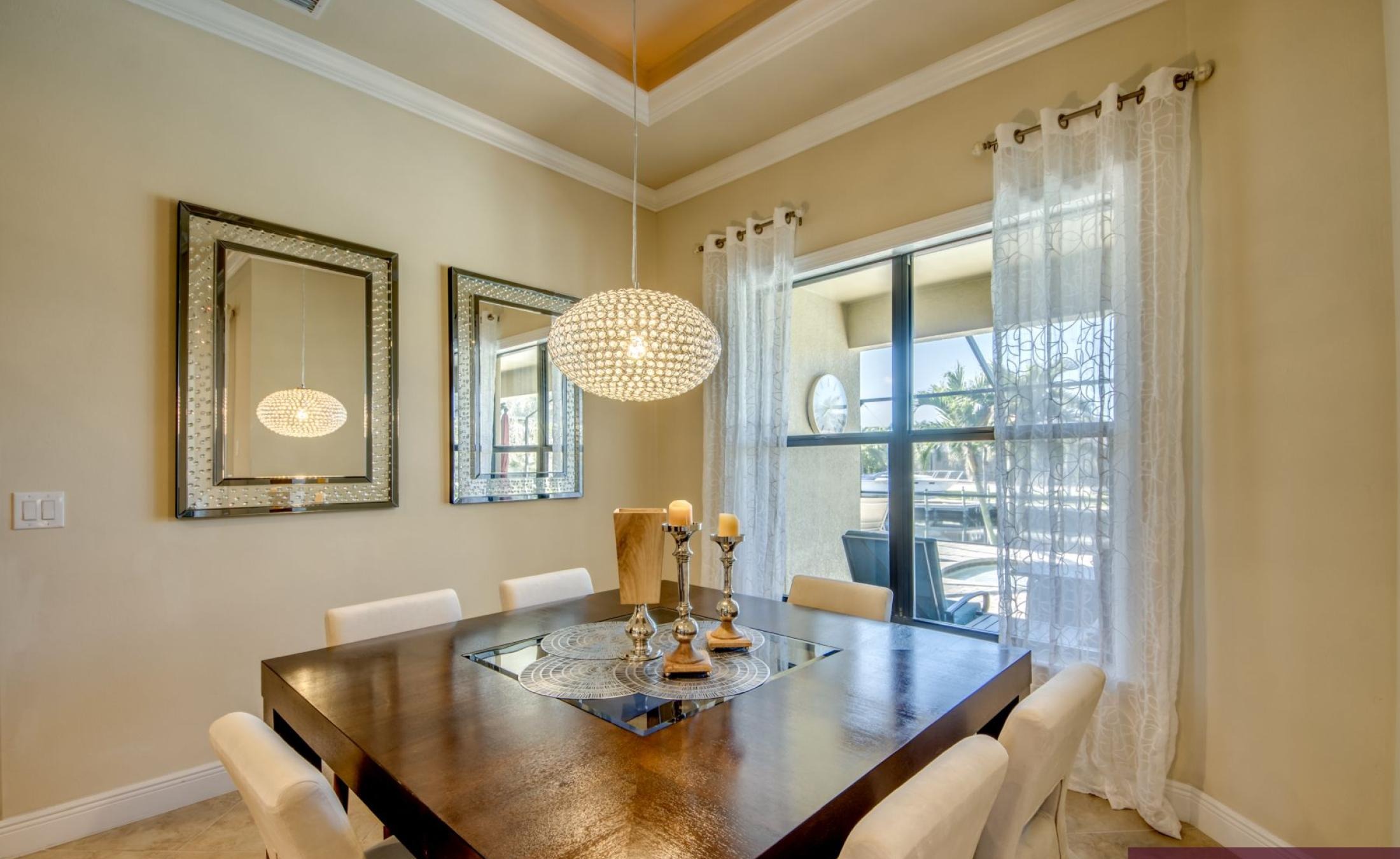 Bootsdock mit Bootslift am Kanal (Gulf Access)