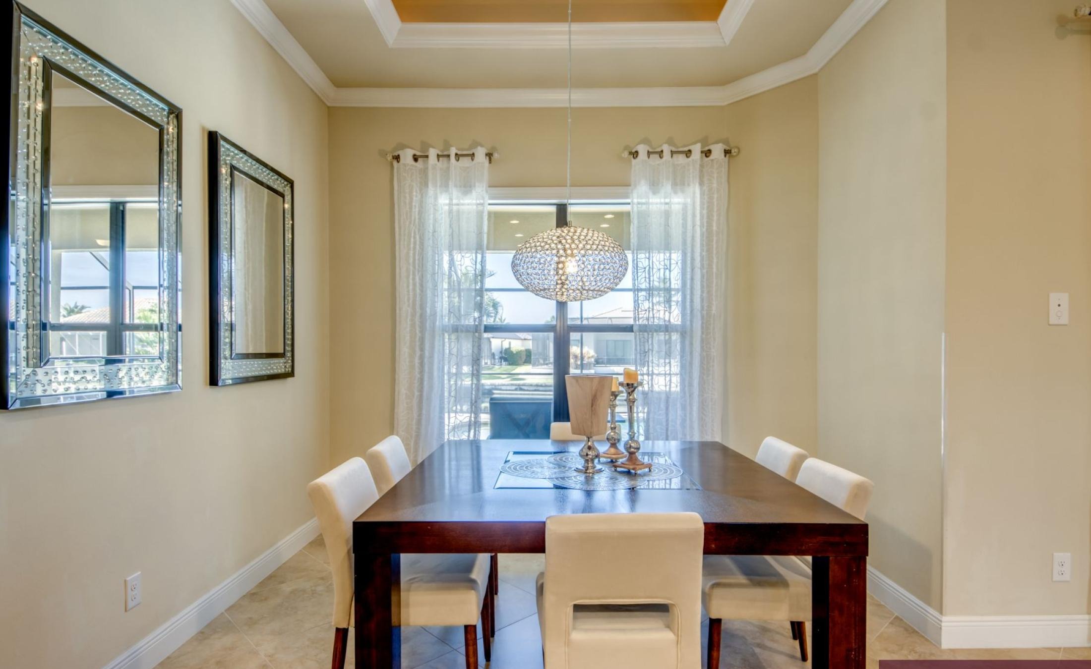 Bootsdock mit Bootslift am Kanal (Gulf Access) in Cape Coral.