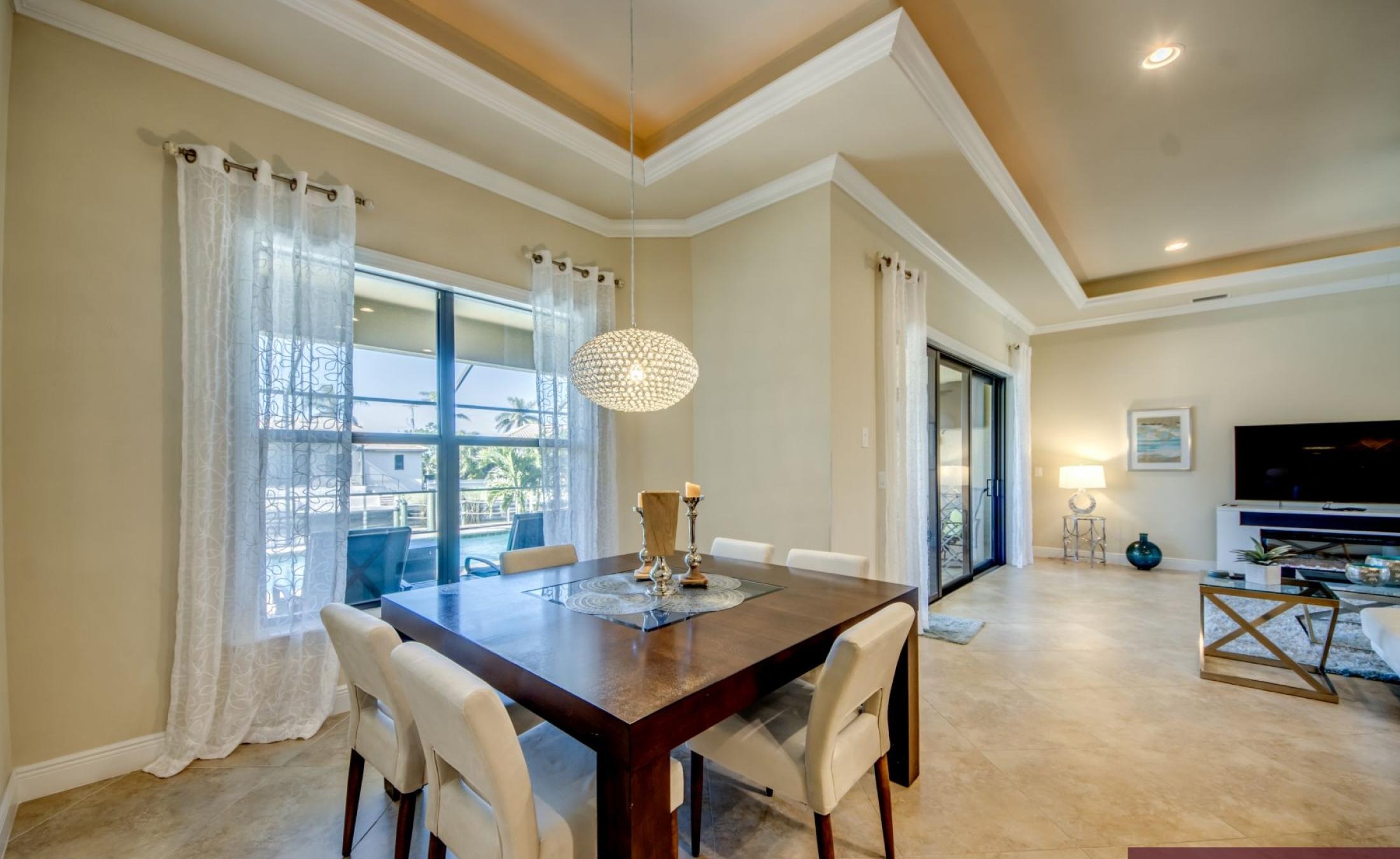 Bootsdock mit Bootslift am Kanal (Gulf Access)