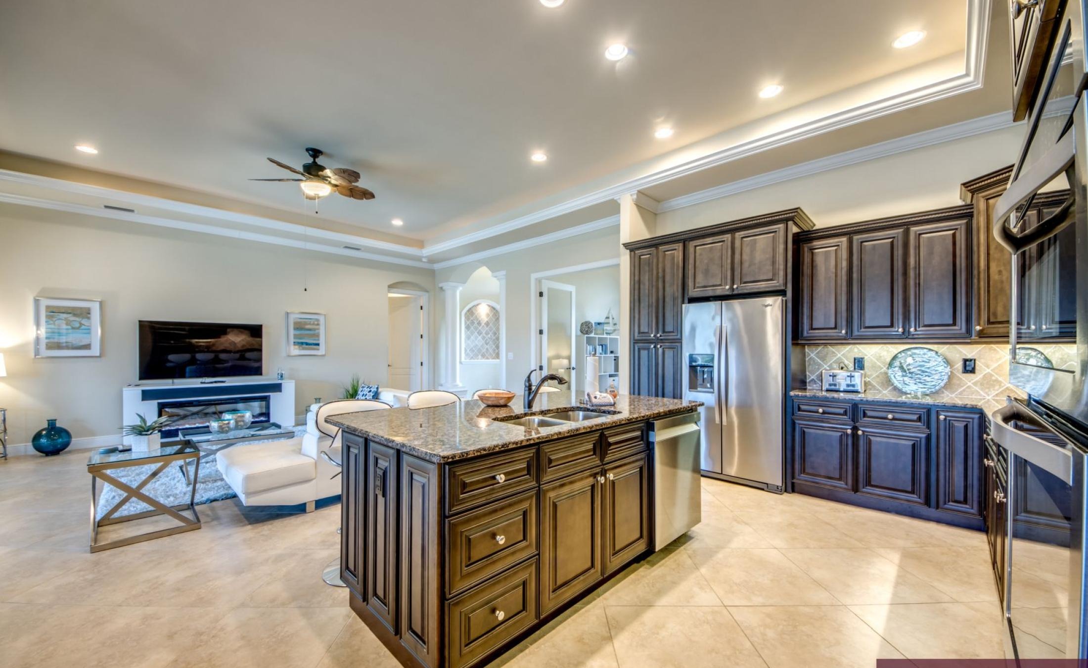 Bootsdock mit Bootslift am Kanal (Gulf Access)