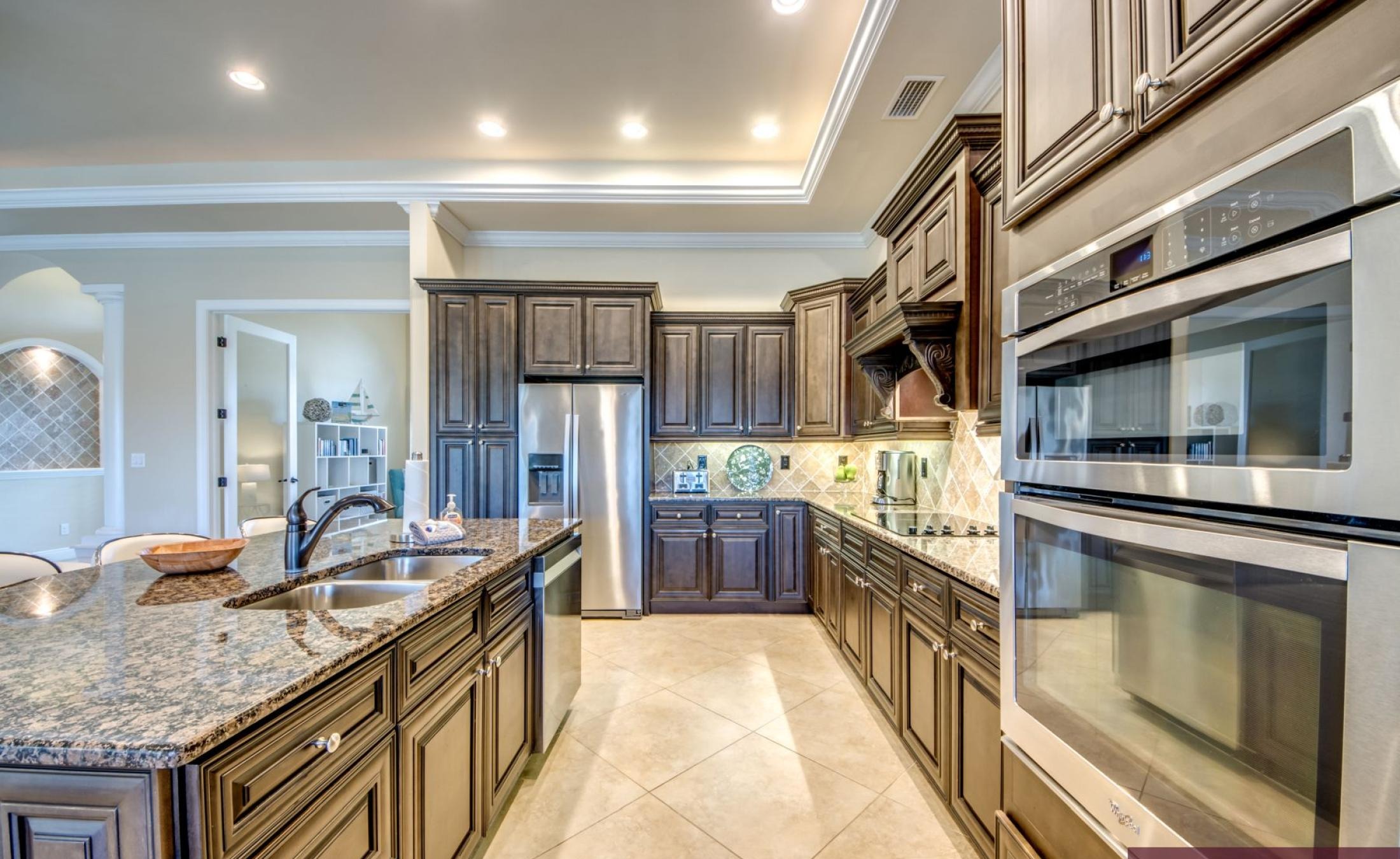 Bootsdock mit Bootslift am Kanal (Gulf Access).