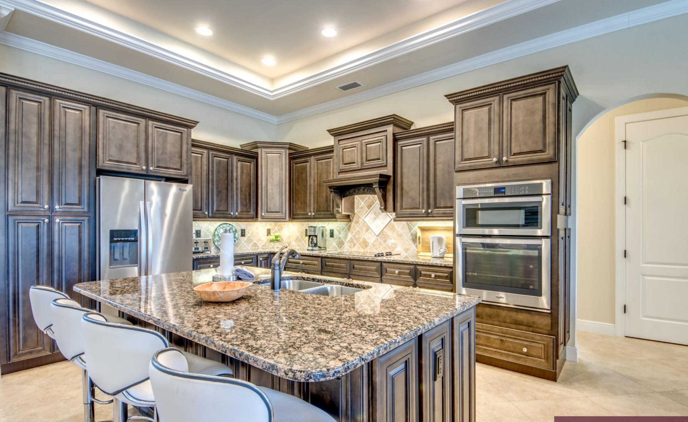 Bootsdock mit Bootslift am Kanal (Gulf Access).