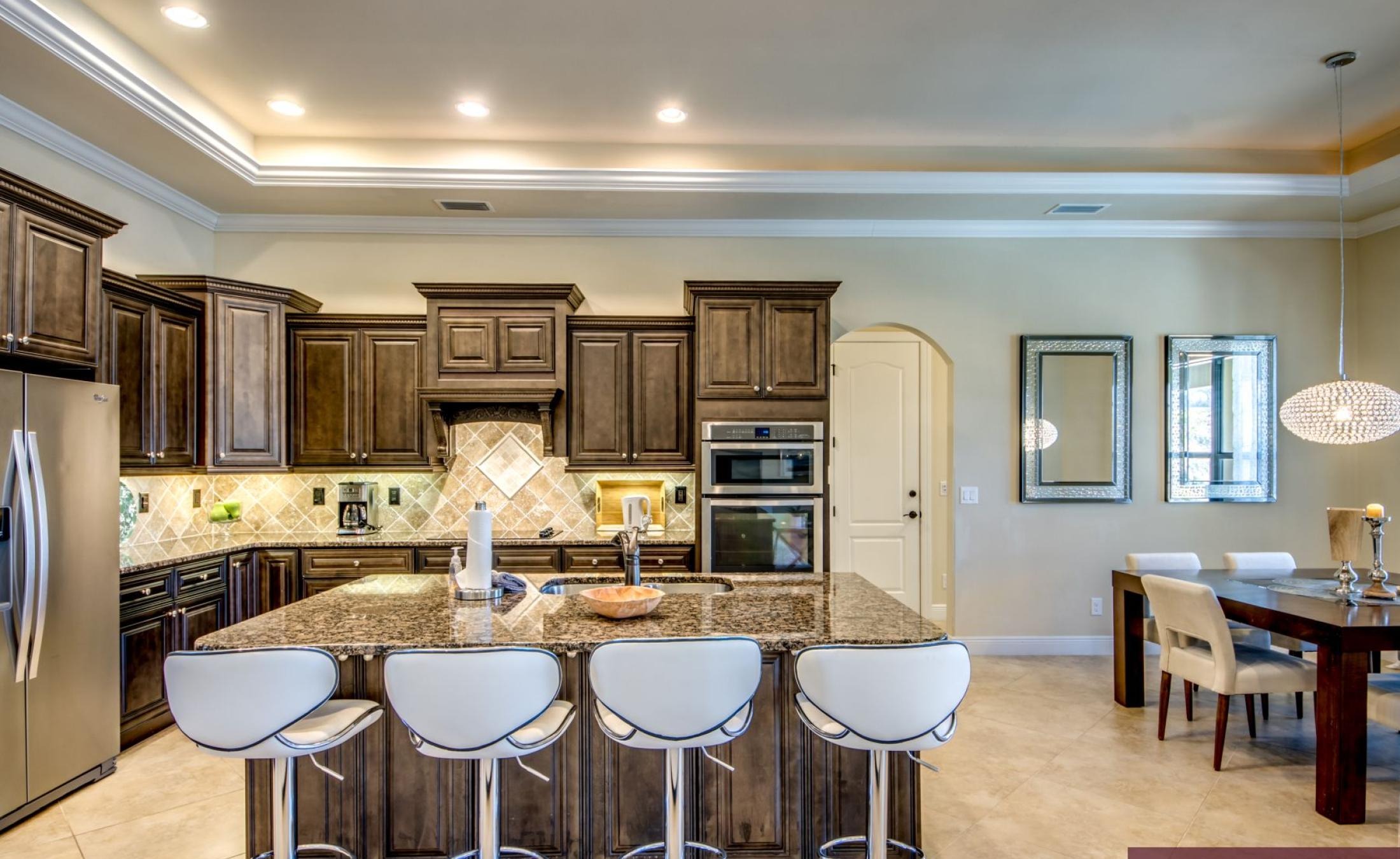 Bootsdock mit Bootslift am Kanal (Gulf Access).