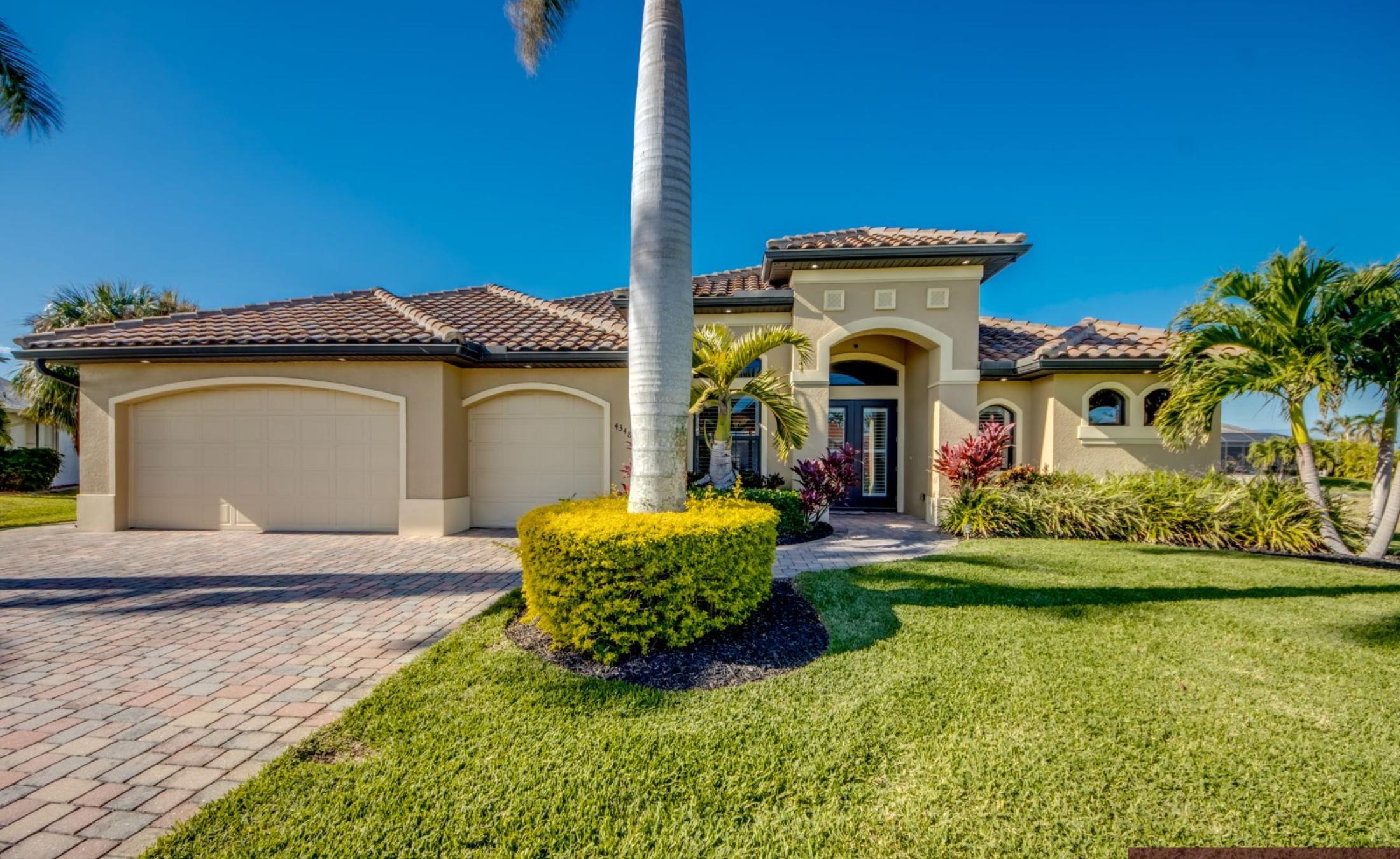 Bootsdock mit Bootslift am Kanal mit Zugang zum Golf von Mexiko.