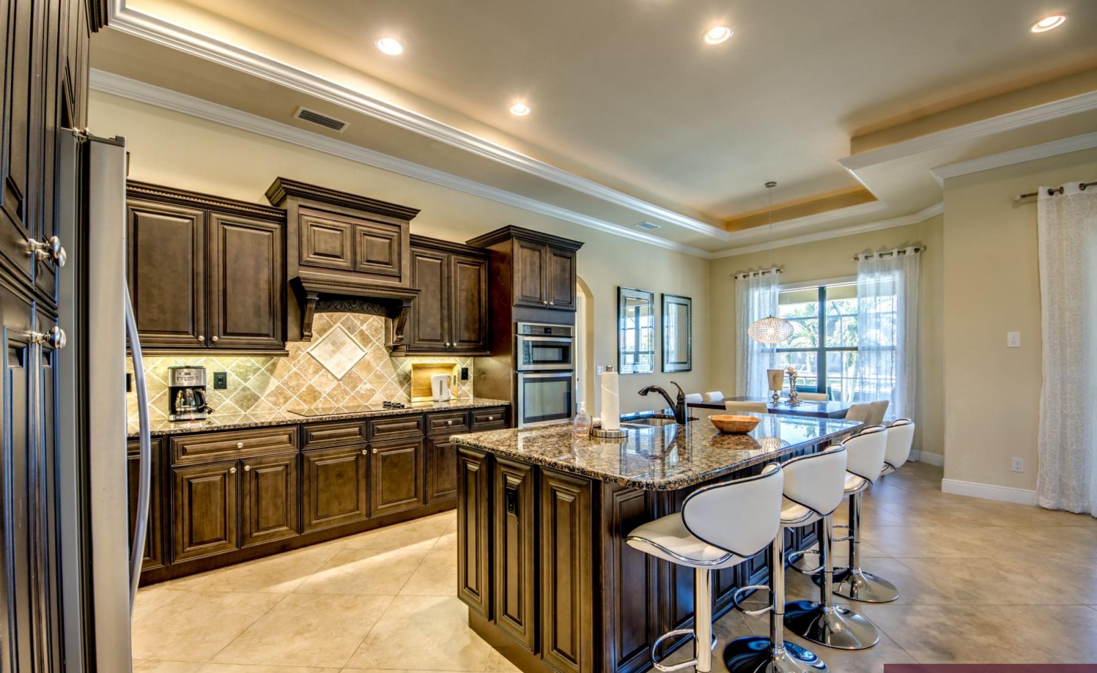 Bootsdock mit Bootslift am Kanalzugang zum Golf von Mexiko.