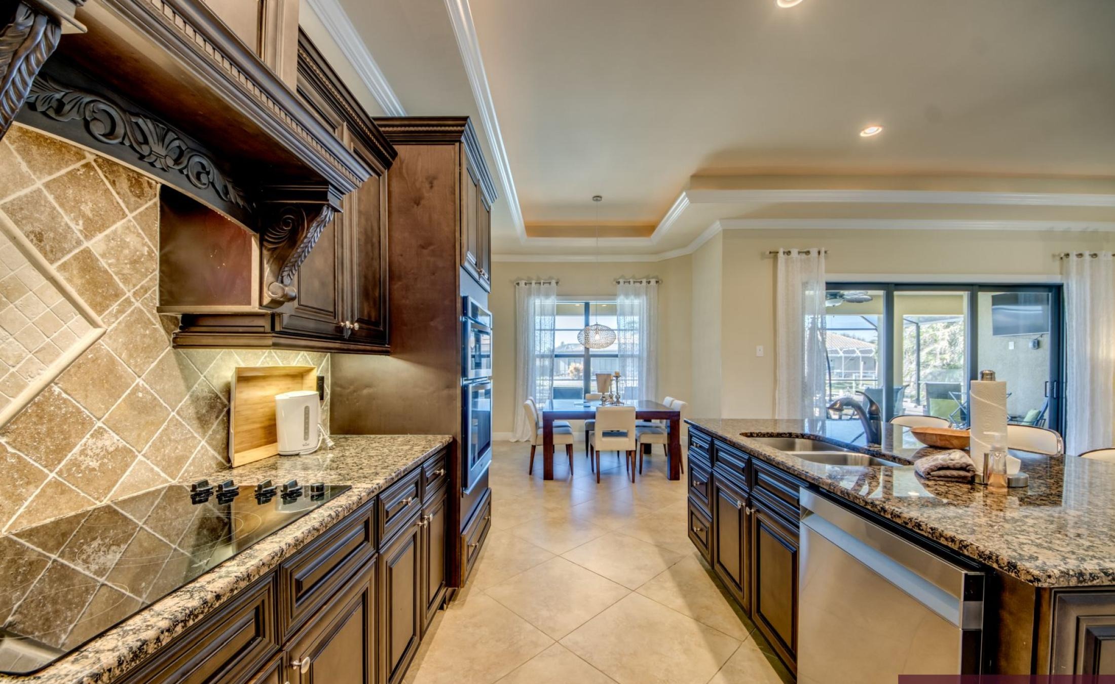 Bootsdock mit Bootslift am Kanal (Gulf Access) bei Sonnenuntergang.