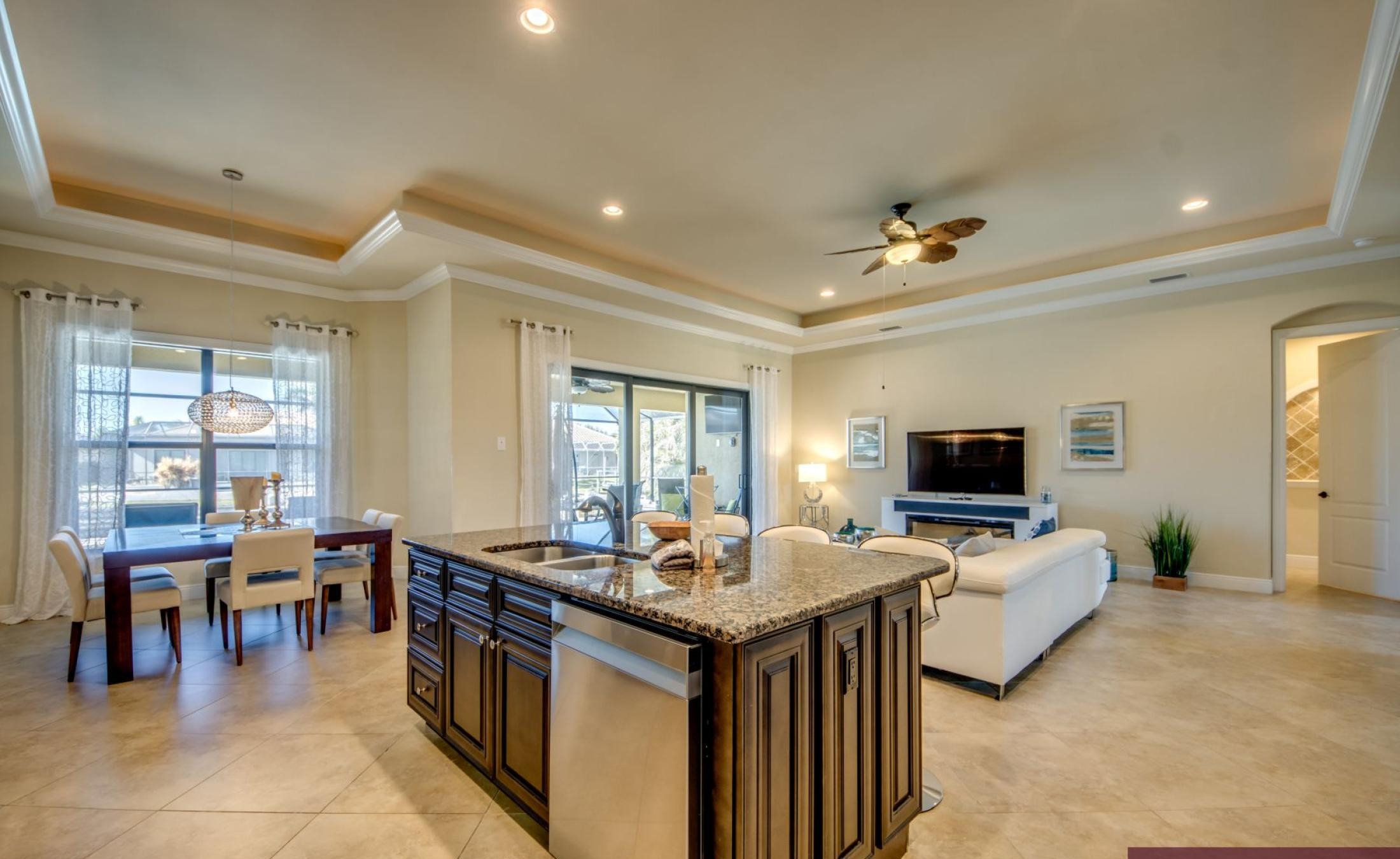 Bootsdock mit Bootslift am Kanal (Gulf Access) in Westlage.