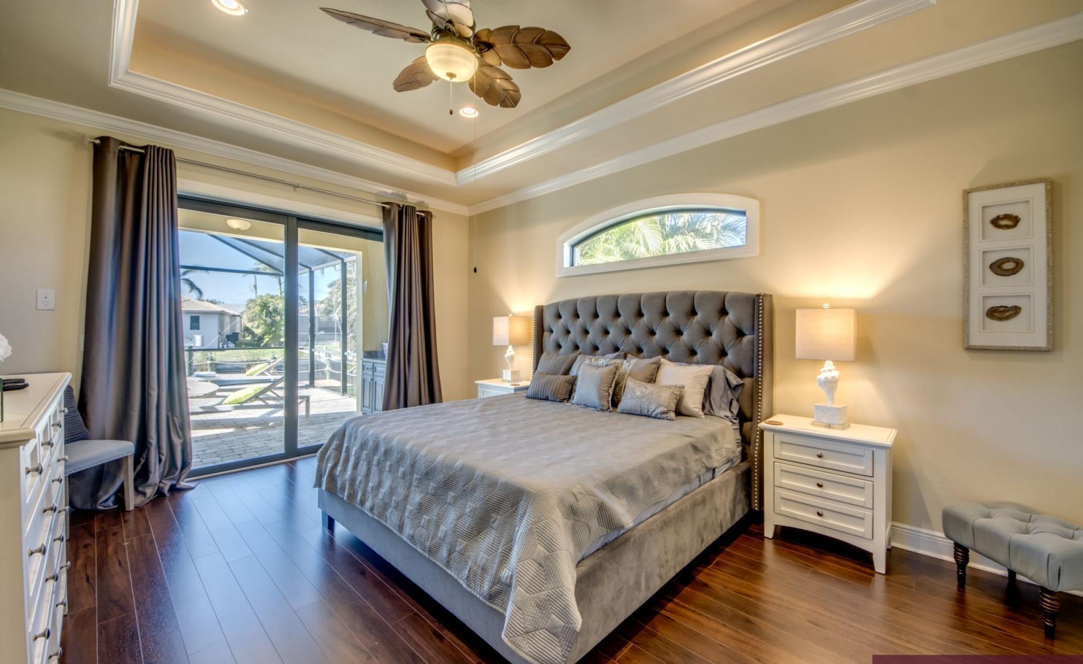 Bootsdock mit Bootslift am Kanal (Gulf Access)