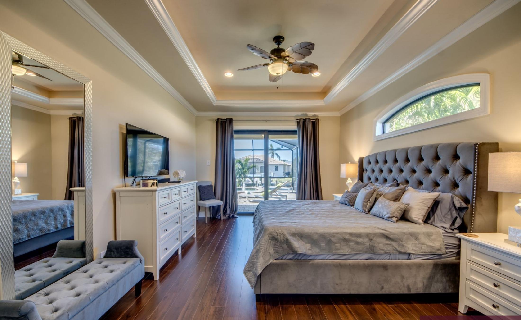 Bootsdock mit Bootslift am Kanal (Gulf Access)