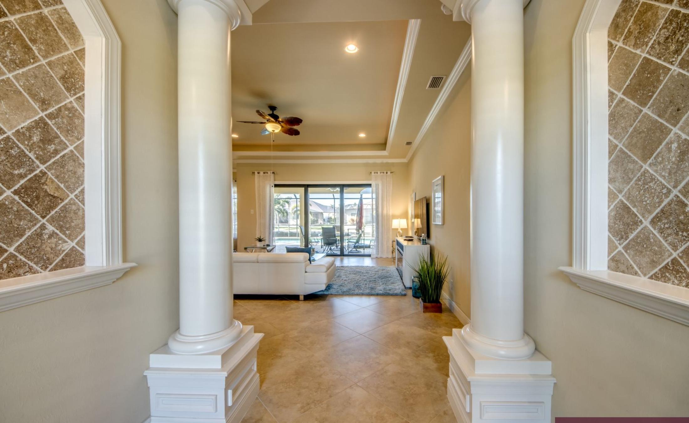 Bootsdock mit Bootslift am Kanal (Gulf Access).