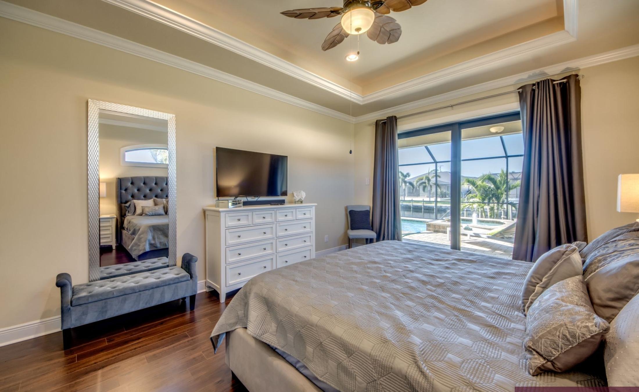 Bootsdock mit Bootslift am Kanal, Blick aufs Wasser.