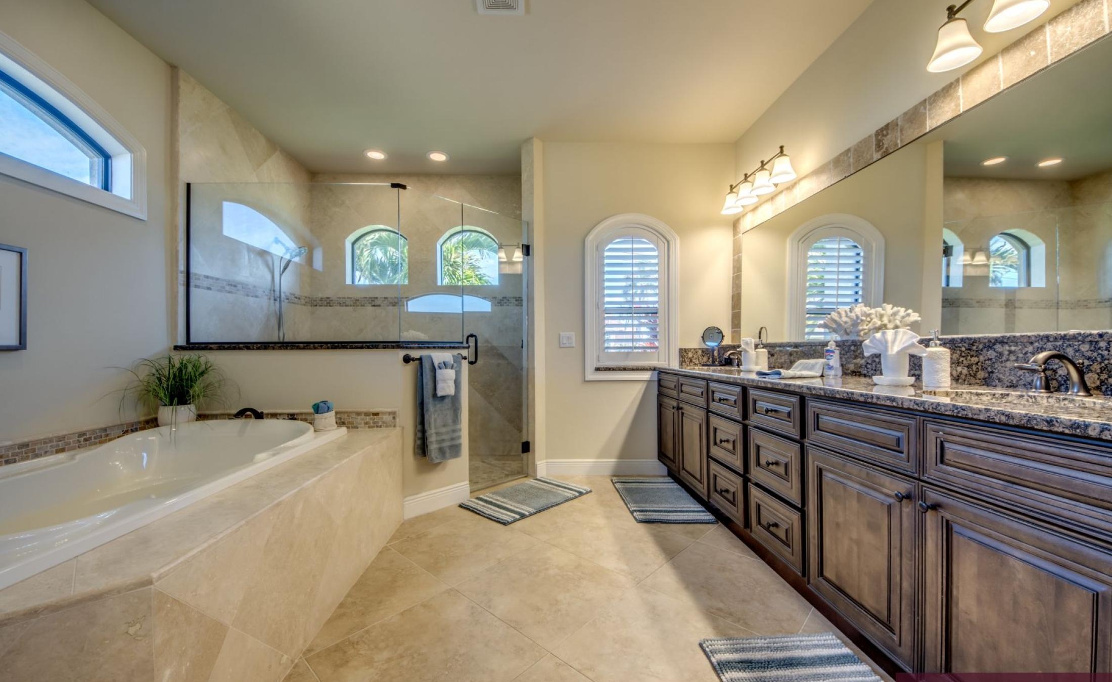 Bootsdock mit Bootslift am Kanal (Gulf Access)