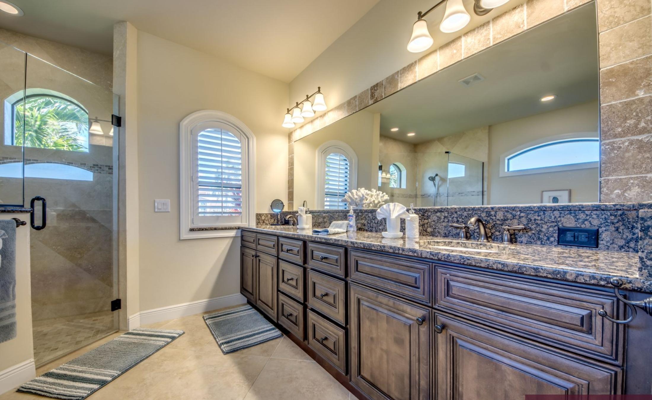 Bootsdock mit Bootslift am Kanal (Gulf Access).