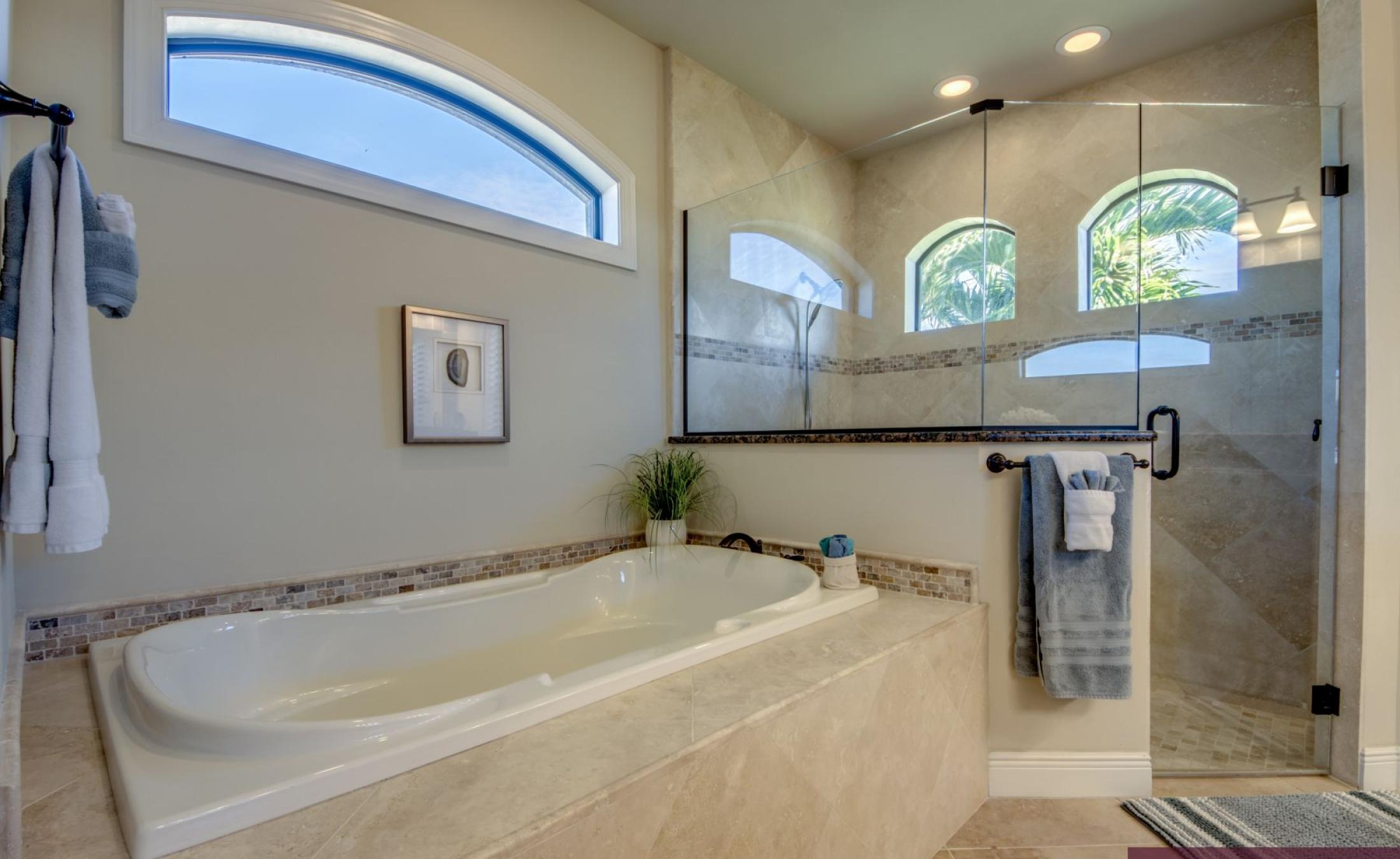 Bootsdock mit Bootslift am Kanal (Gulf Access).